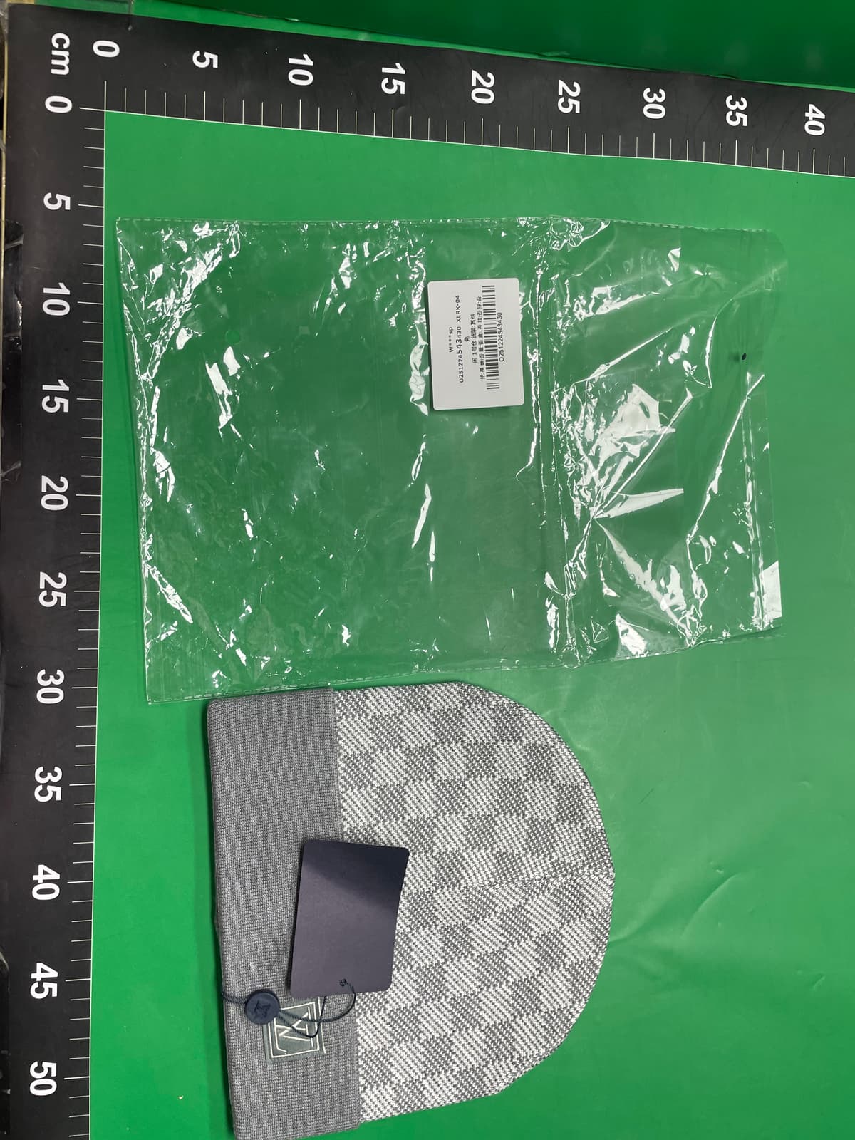 字母正确版跨境外贸秋冬老花格子毛线网红百搭冷帽保暖皮标针织帽 — foto QC 1