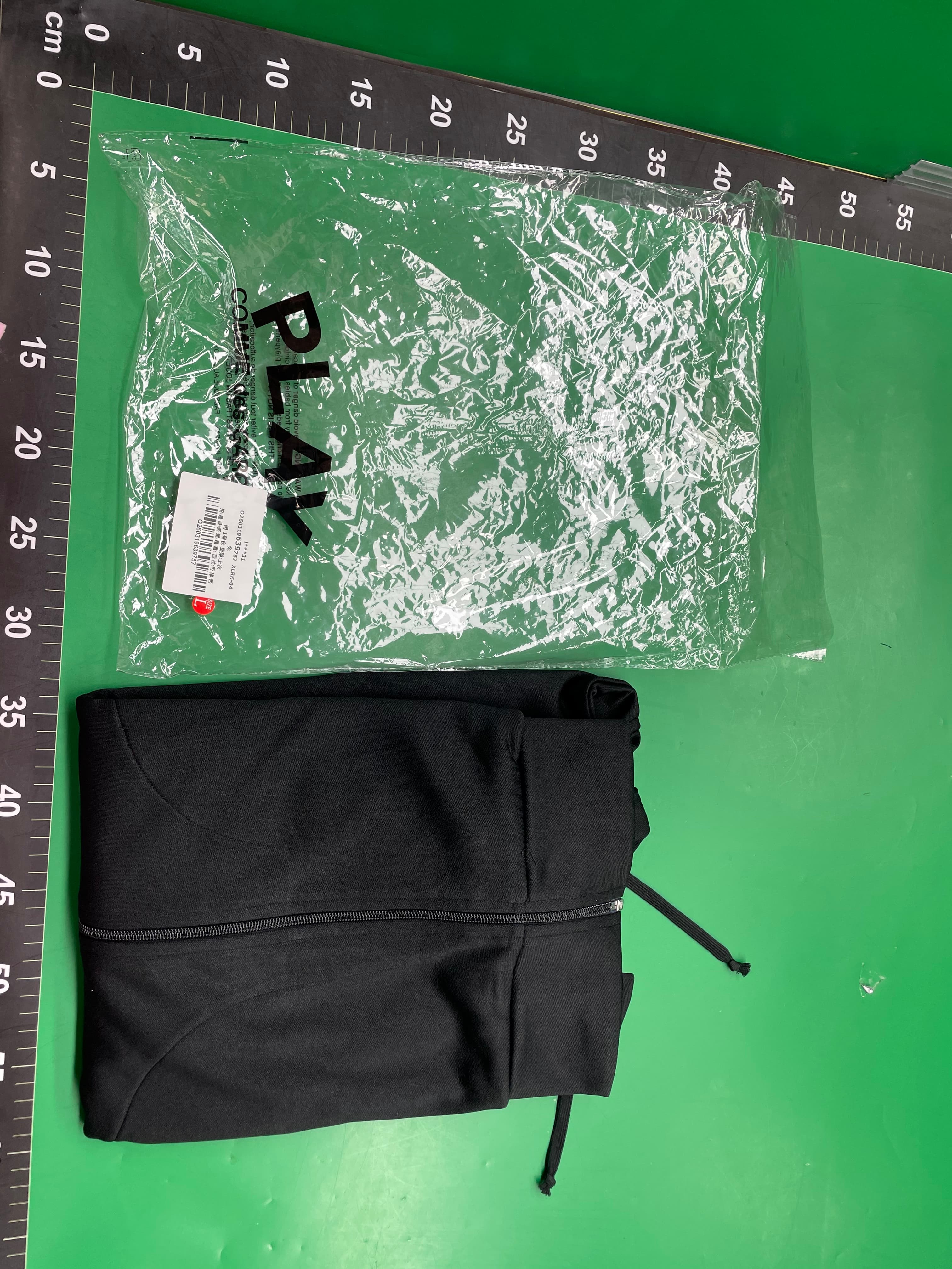Hooded Sweatshirt with Large Black Heart Print on the Back — foto QC 1