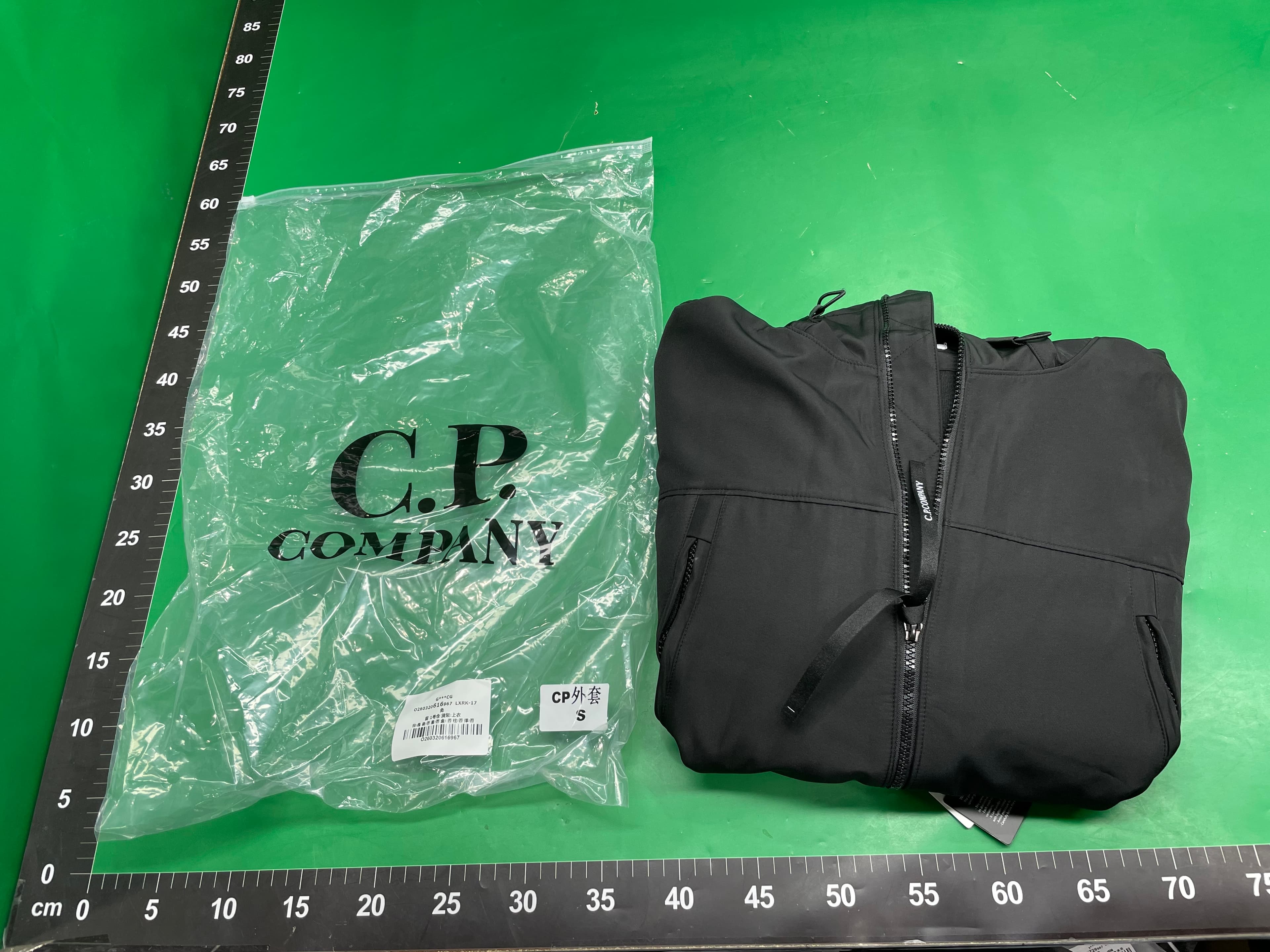 C.P徽章镜片冲锋衣防风男女户外连帽登山外套运动软壳冲锋衣 — miniatura QC 4