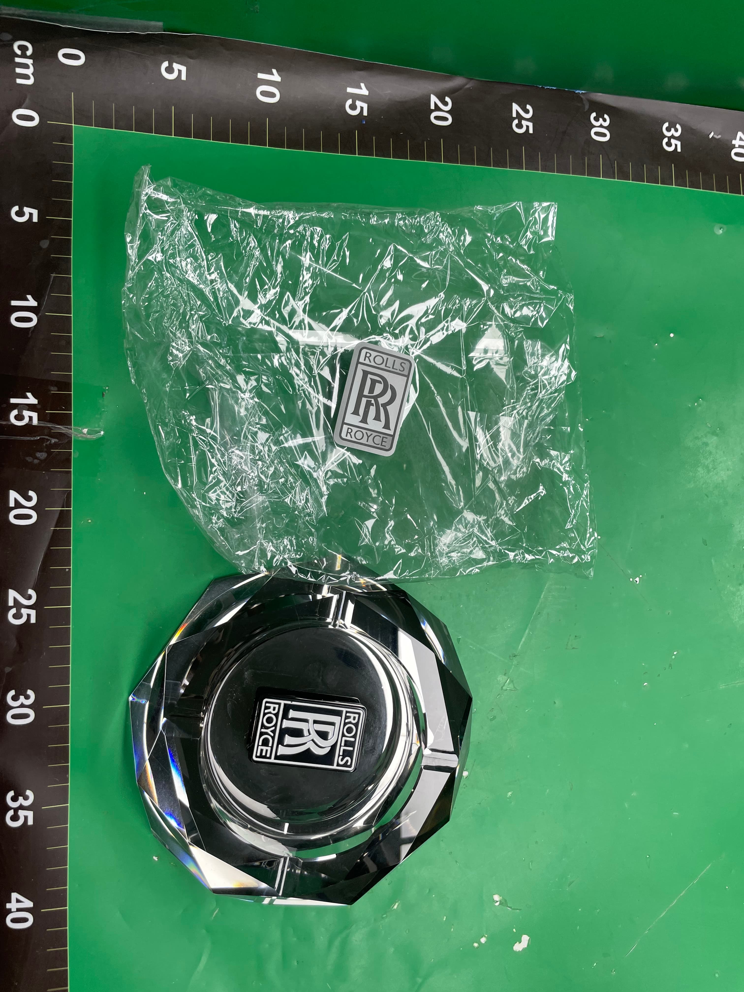 Rolls-royce水晶烟灰缸 现代水晶艺术 建筑风极简水晶烟灰缸 色彩丰富的优雅风水晶，设计出了不少中性风，现代感十足的水晶作品，灵感来源于水晶的冷热加工过程，在冰与热的交融中设计出，具有现代建筑 — miniatura QC 2