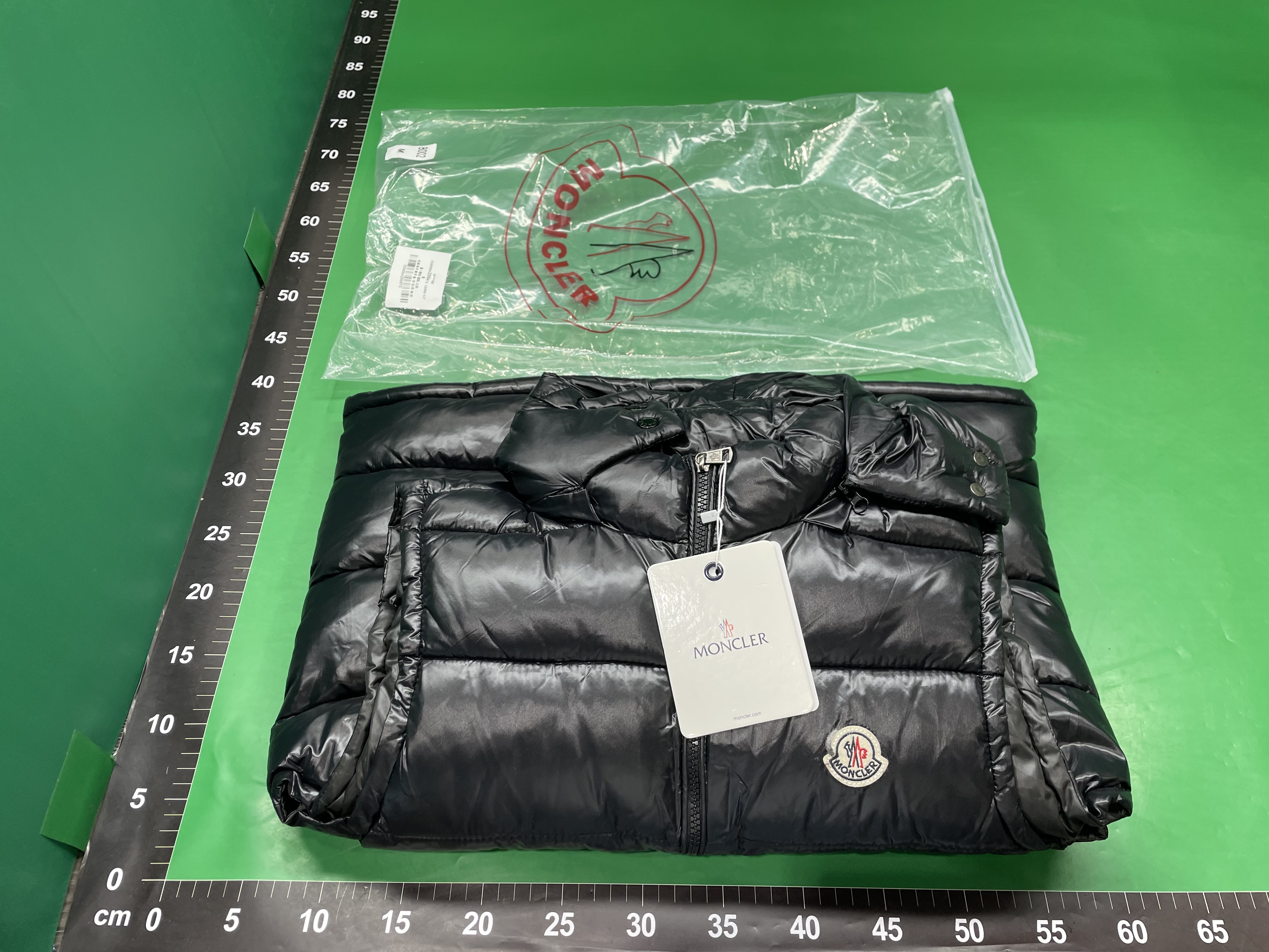 跨境男女款蒙家玛雅马甲经典亮面棉服马甲面包服舒适保暖防寒外套 — foto QC 1