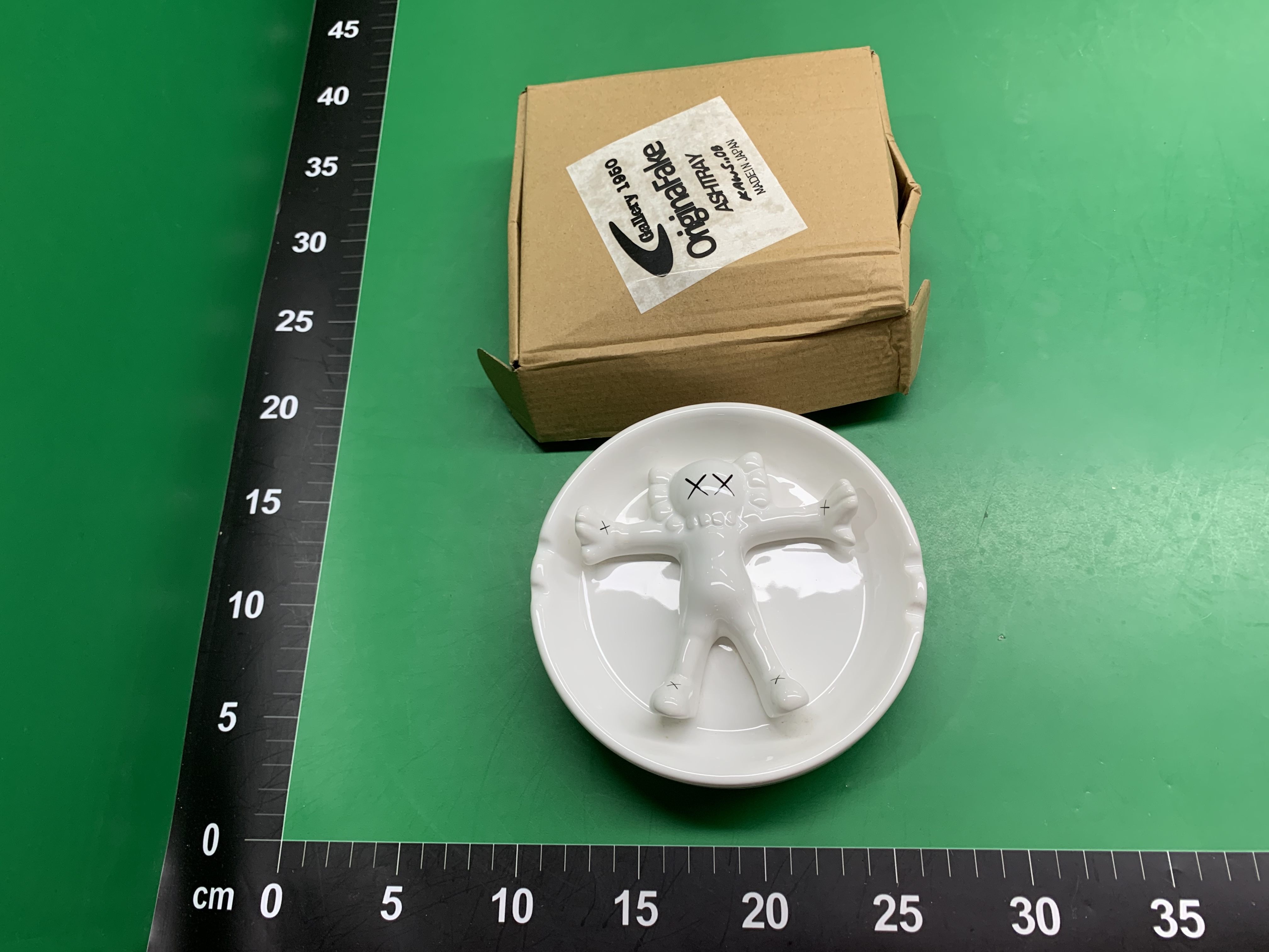 批发 KAWS 1950 潮牌 suprem 烟灰缸 藤原浩工艺品 非树上隆闪电 — foto QC 1