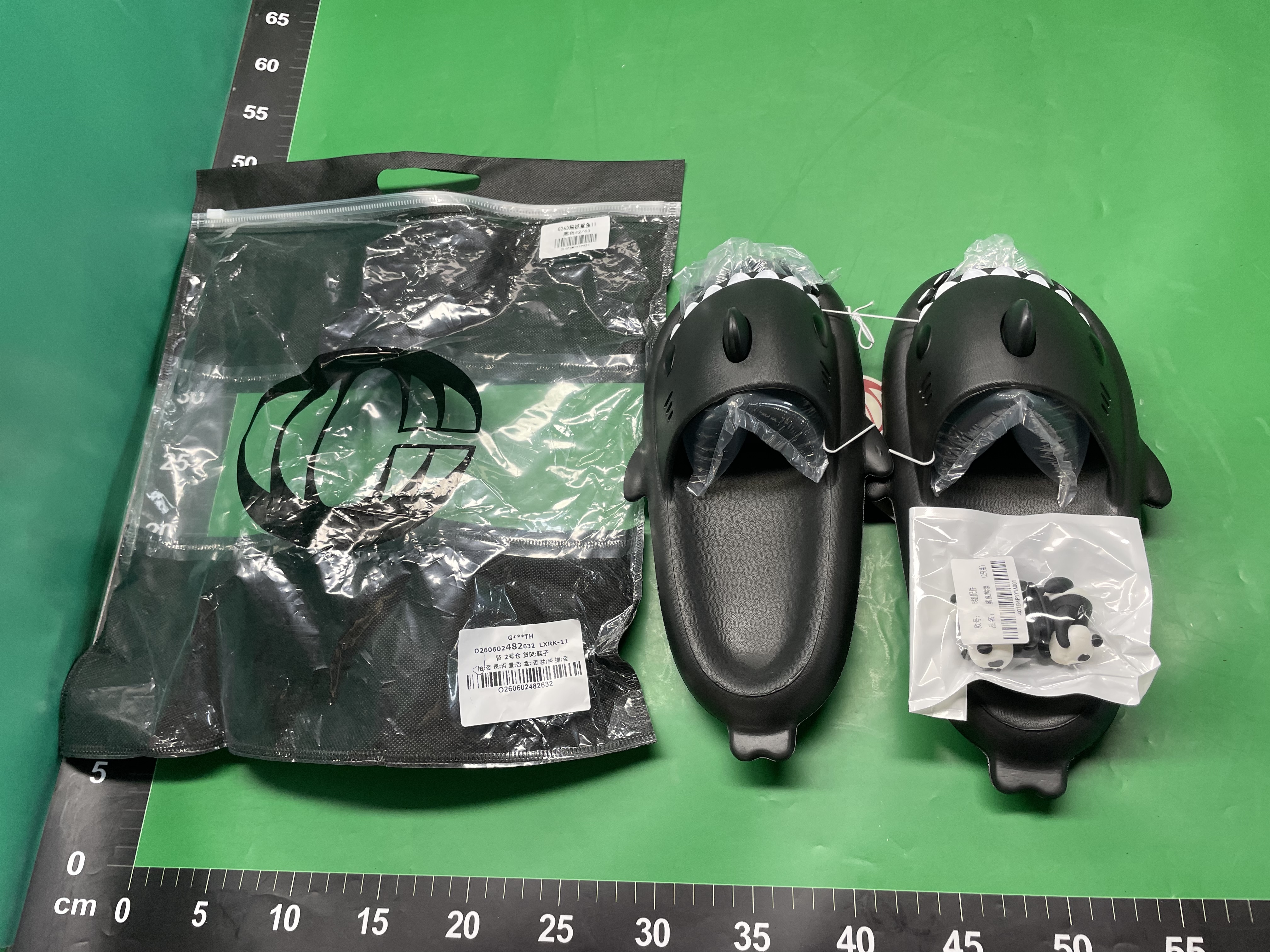 工厂正品跨境小熊猫鲨鱼拖鞋夏季男女同款外贸情侣EVA厚底凉拖鞋 — foto QC 1