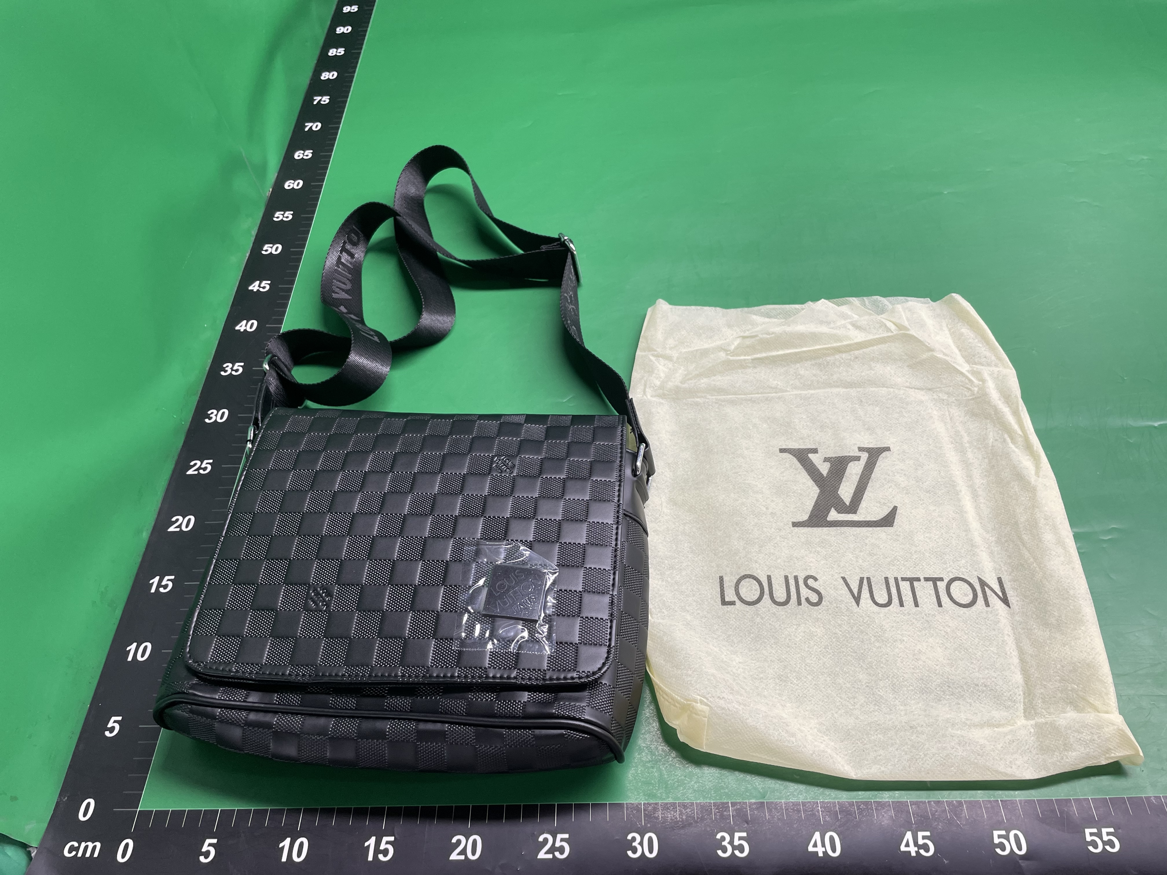 2210#新款黑格铁牌单肩包 — foto QC 1