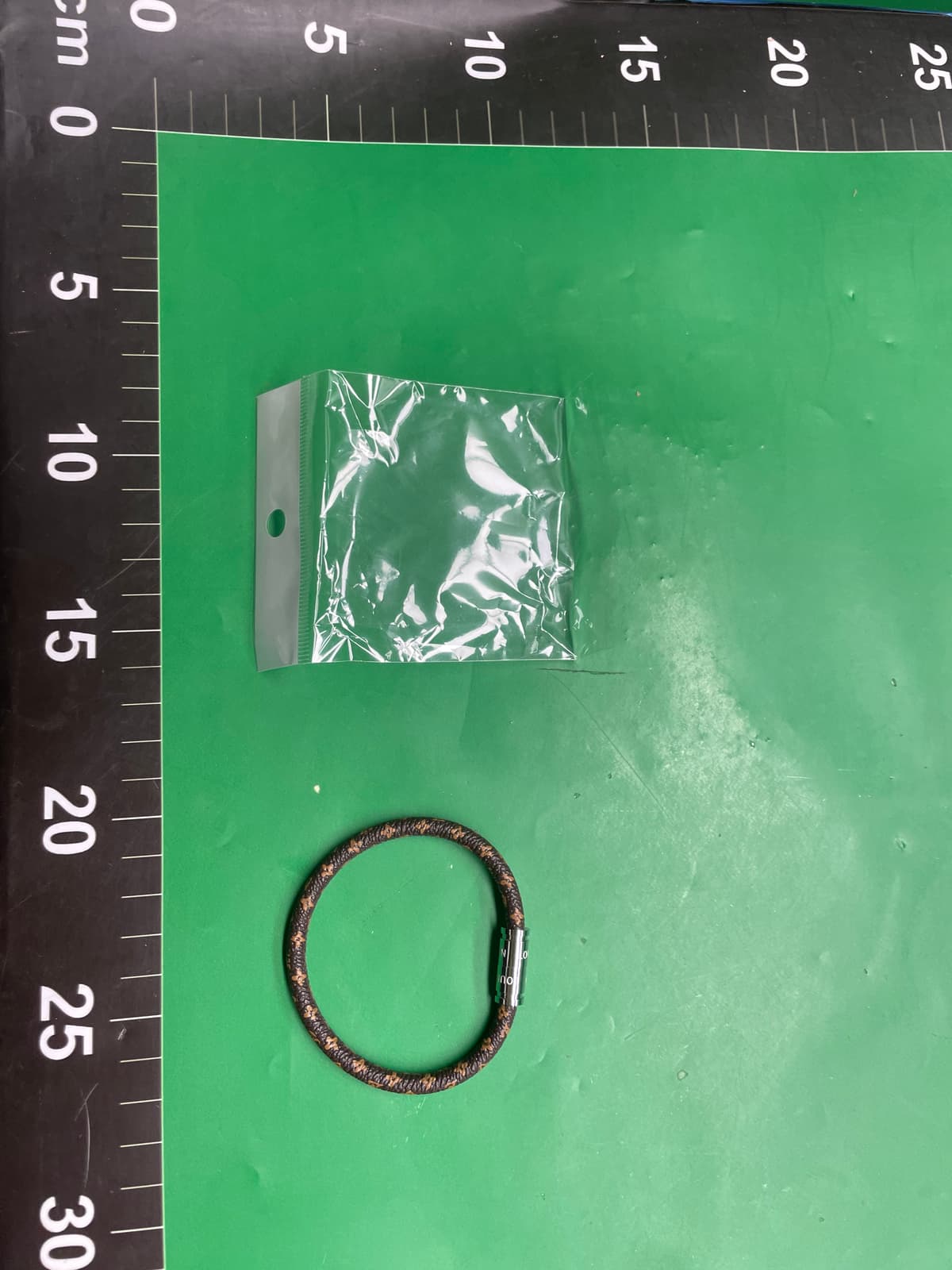 热销皮绳手链情侣经典老花色手镯百搭时尚编织牛皮手环钛钢磁吸扣 — foto QC 1