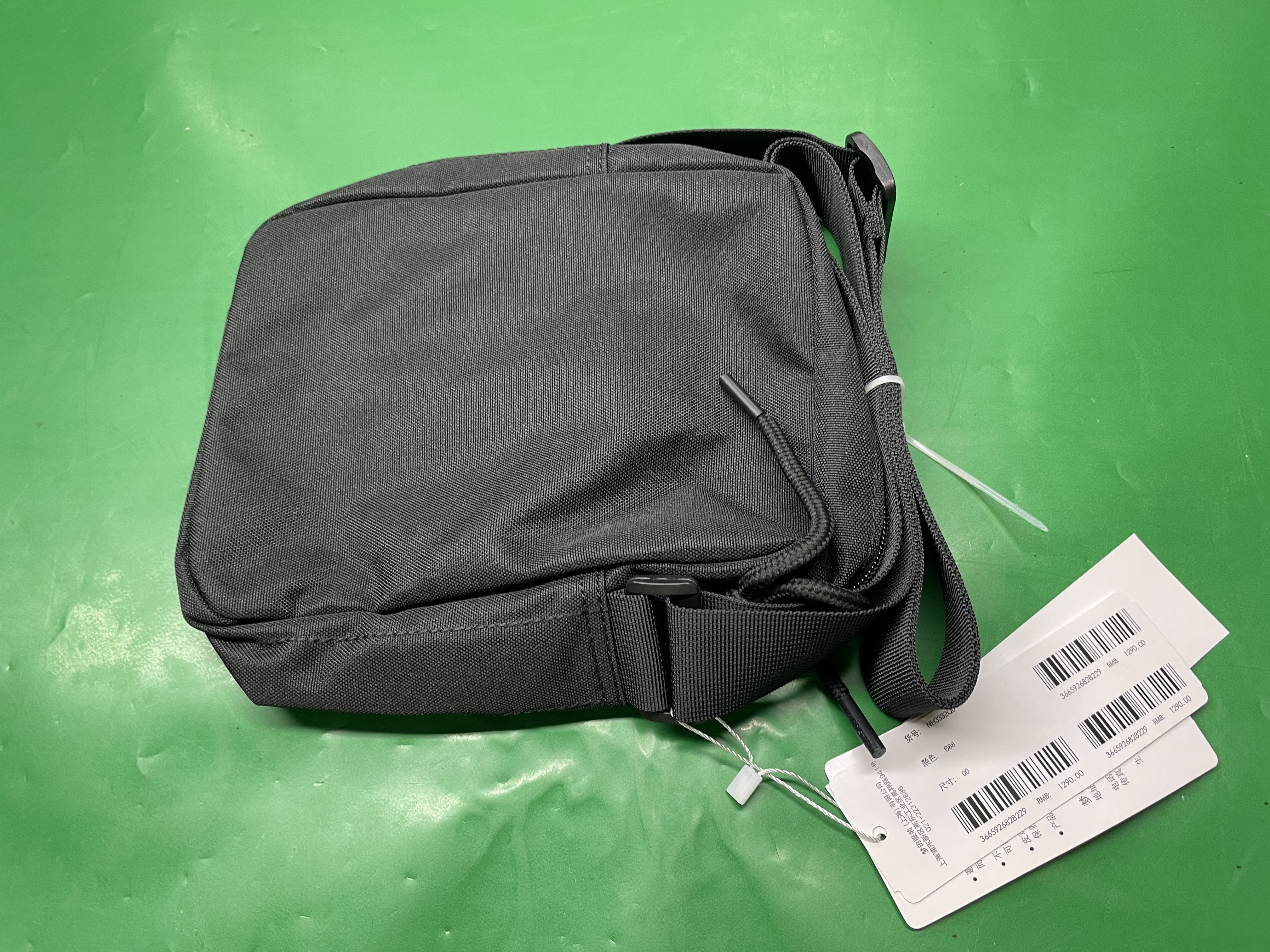 LA鳄牌经典款斜挎包刺绣标轻便单肩包防泼水面料12色可选 — miniatura QC 5