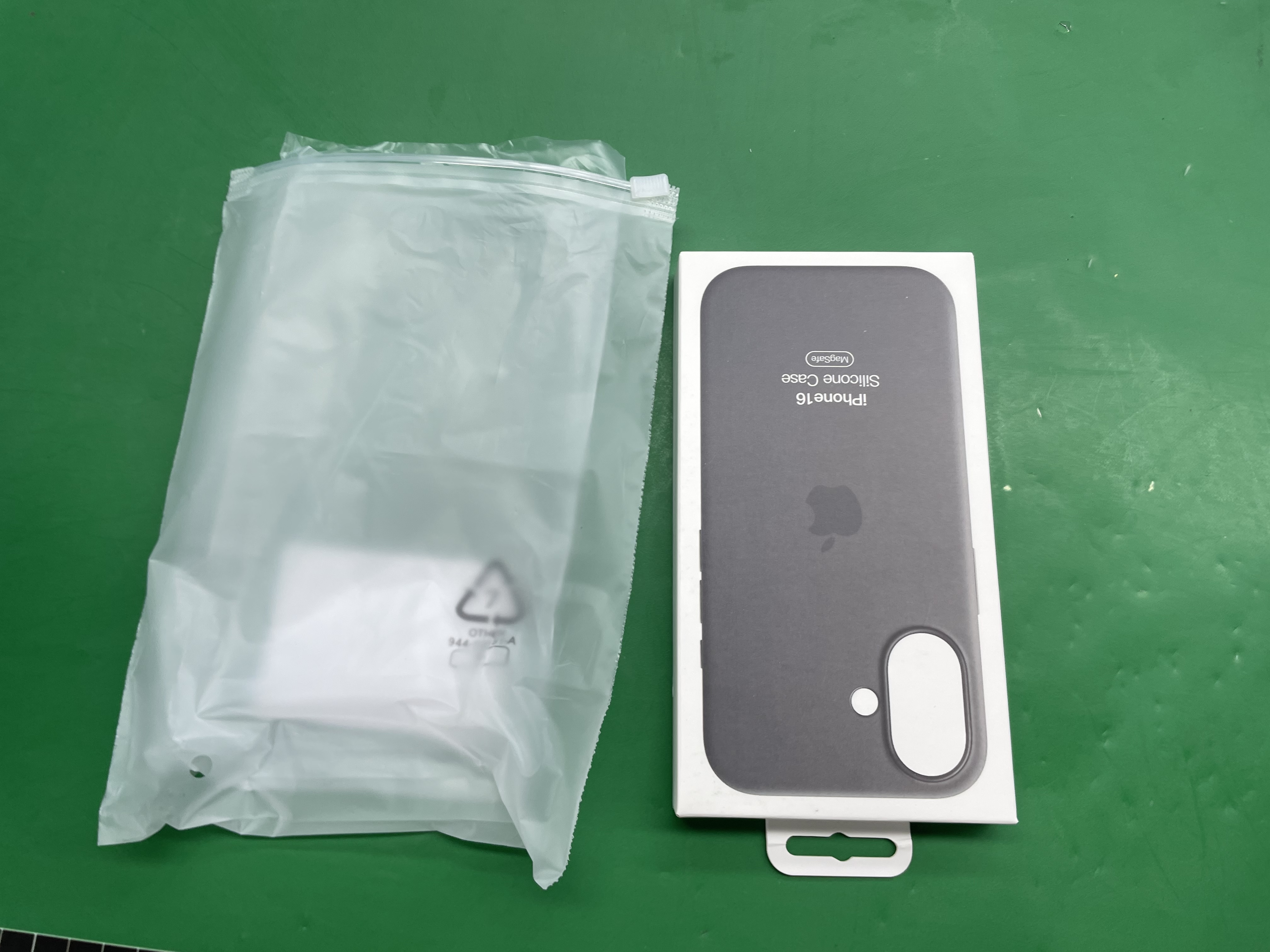 适用苹果16液态硅胶手机壳磁吸16Promax动画MagSafe拍照按键全包 — foto QC 1