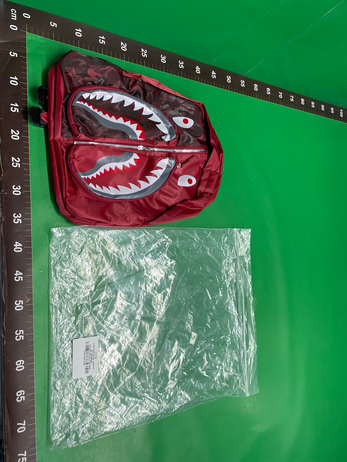 新款高中学生书包bape百搭涂鸦学生双肩包男女款潮流鲨鱼休闲背包 — foto QC 1