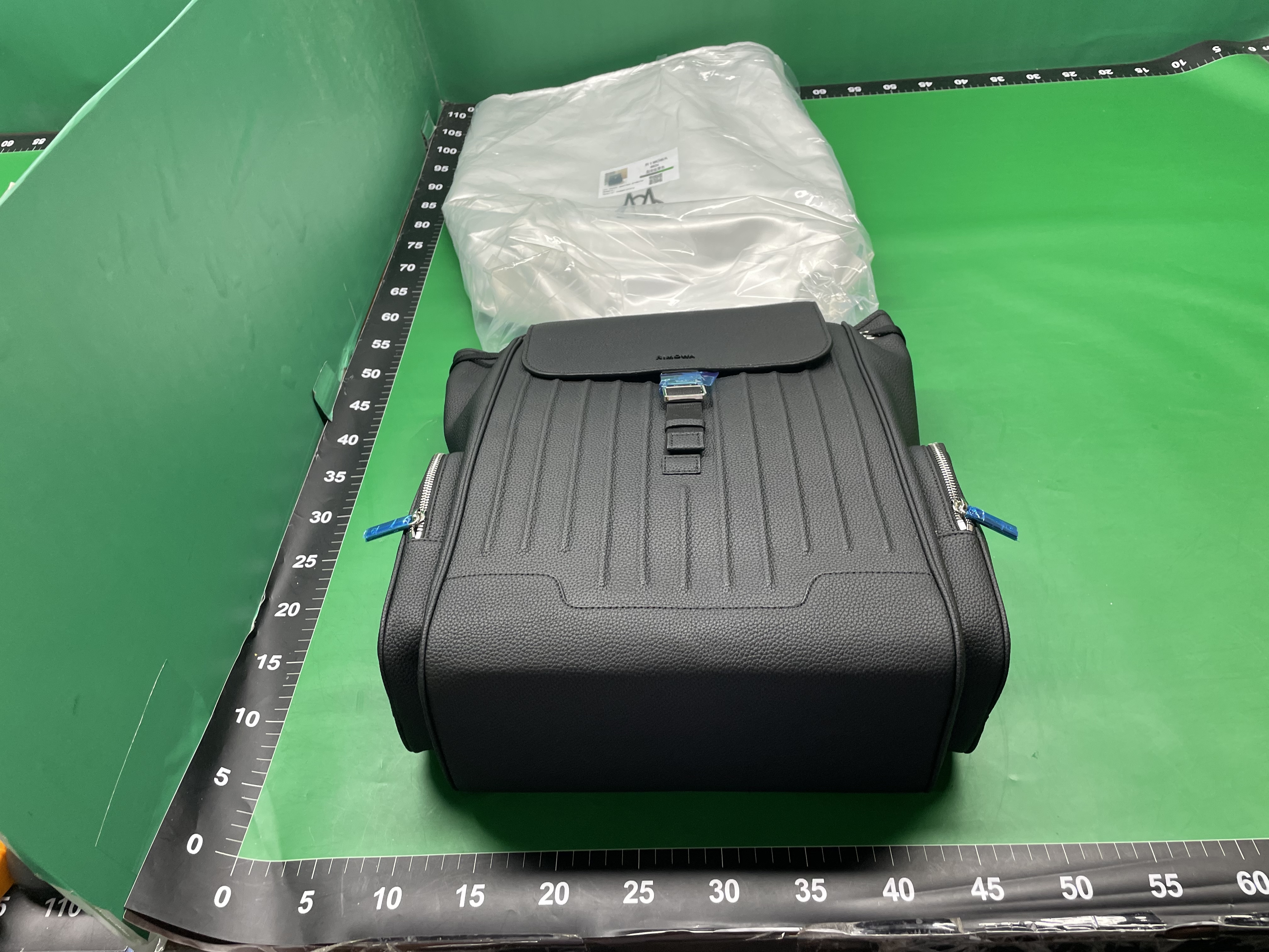 R家新款同款双肩包明星超纤背包书包通勤轻便荔枝纹商务通勤锁扣 — miniatura QC 3