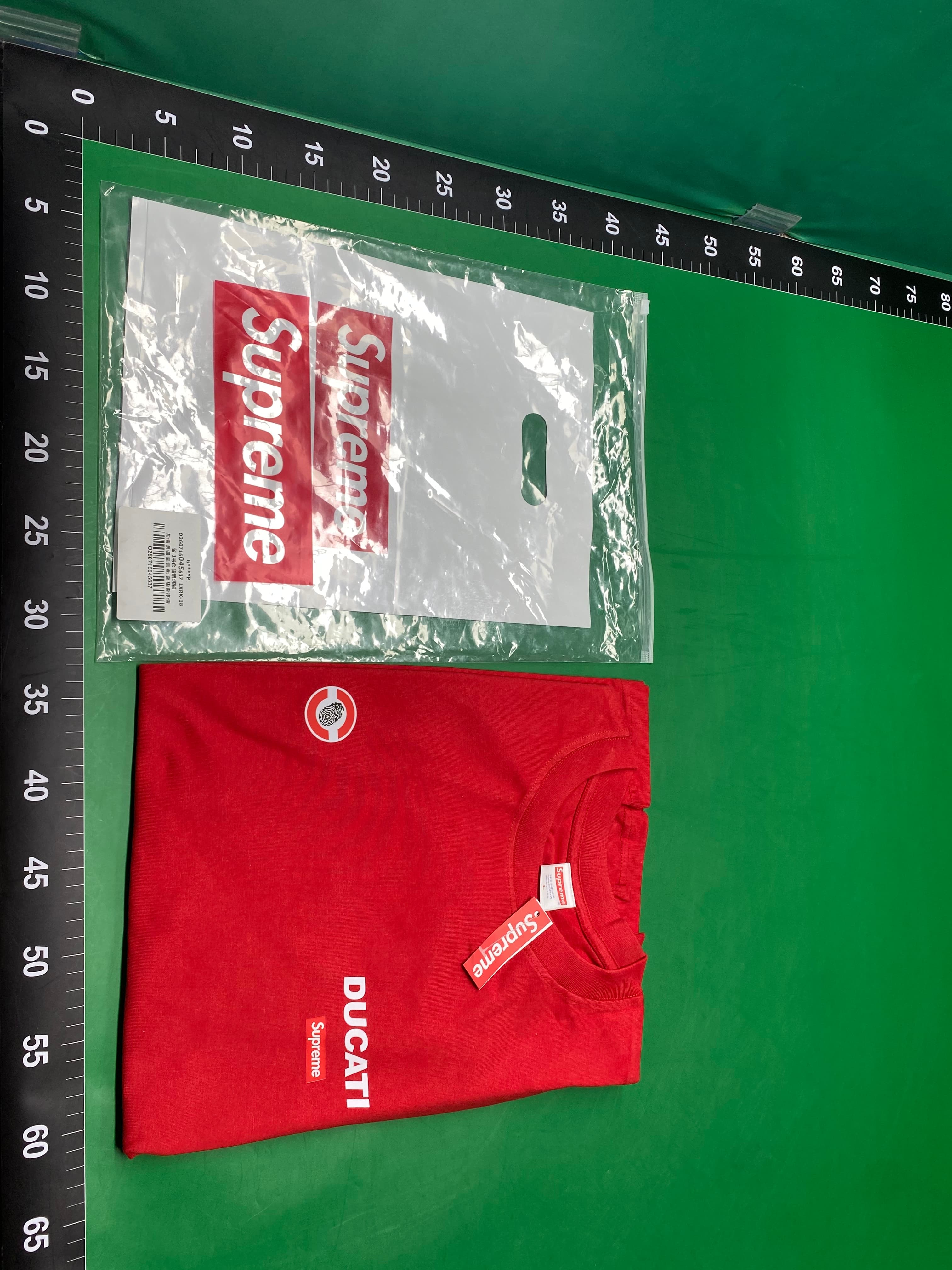 现货 Supreme 26SS Spider-Man Tee 蜘蛛侠漫画 门店招牌短袖T恤 — foto QC 1