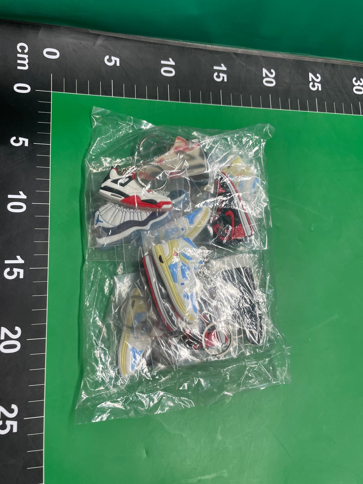 【含包装盒+内容物】球鞋钥匙圈 潮牌运动鞋品牌钥匙扣夾娃娃機 — miniatura QC 6