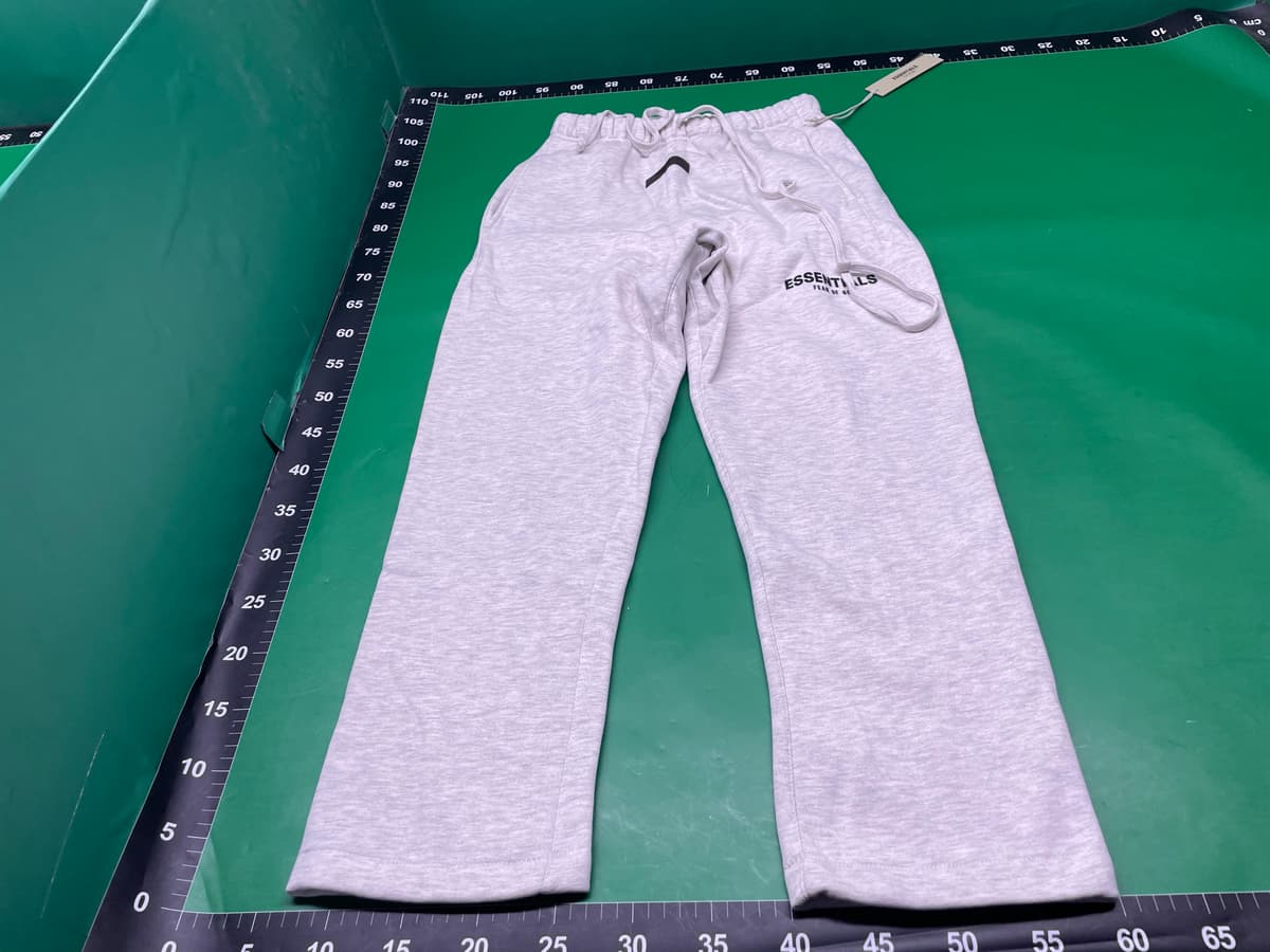 2022SS- Essentials-绒布直筒裤 小字logo植绒印花 — foto QC 1