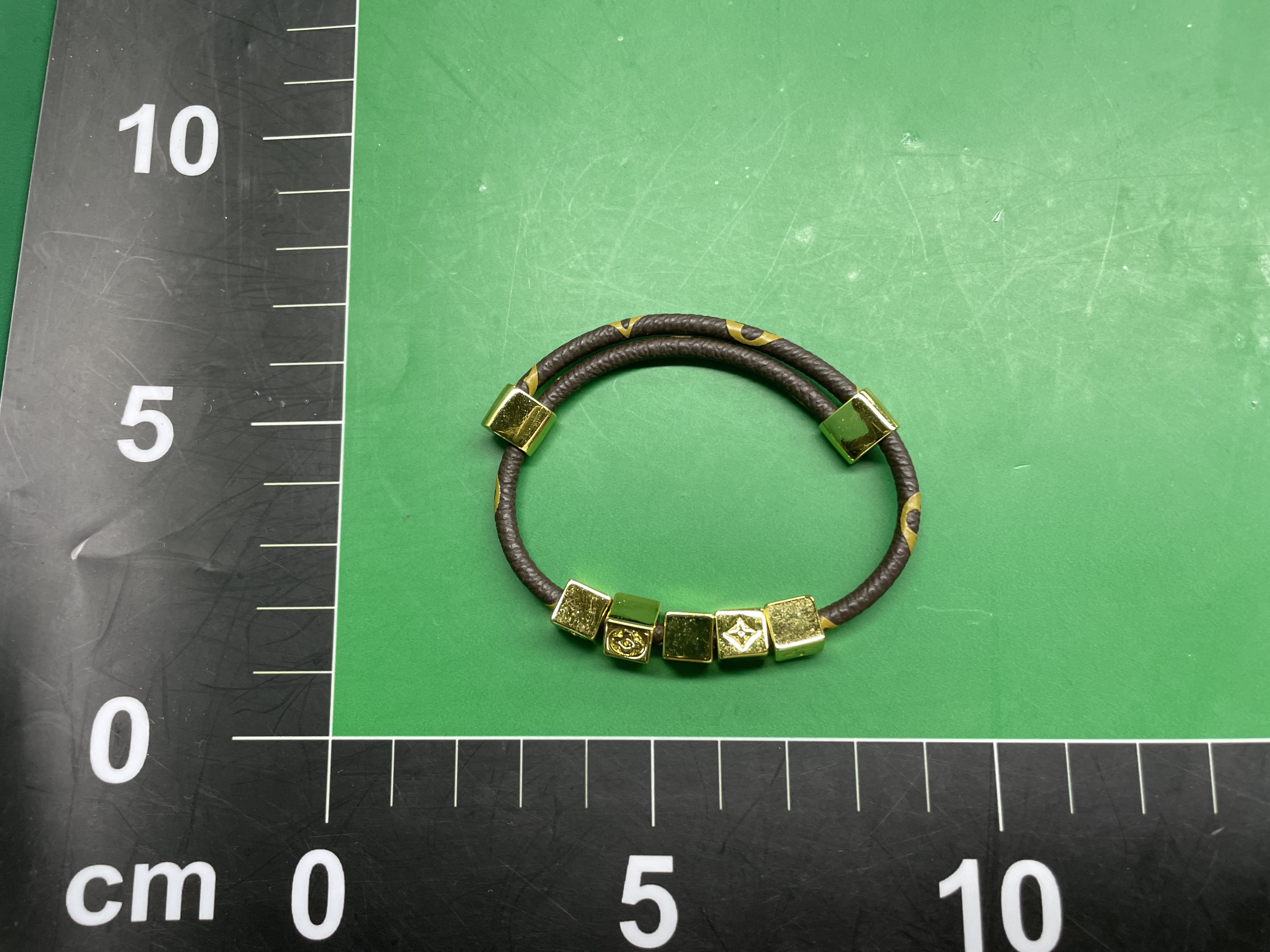驴家V字母手链欧美跨境女款轻奢小众风高级感个性百搭设计手饰 — foto QC 1