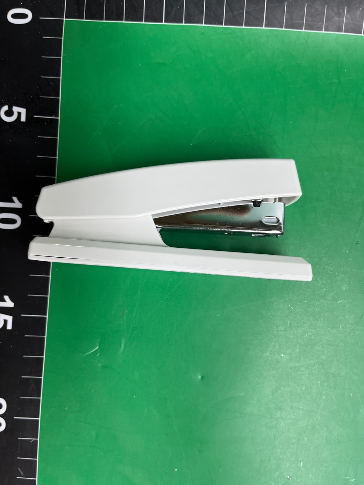 得力文具0425学生订书装订省力12号办公订书器可订20页标准定书机 — foto QC 1