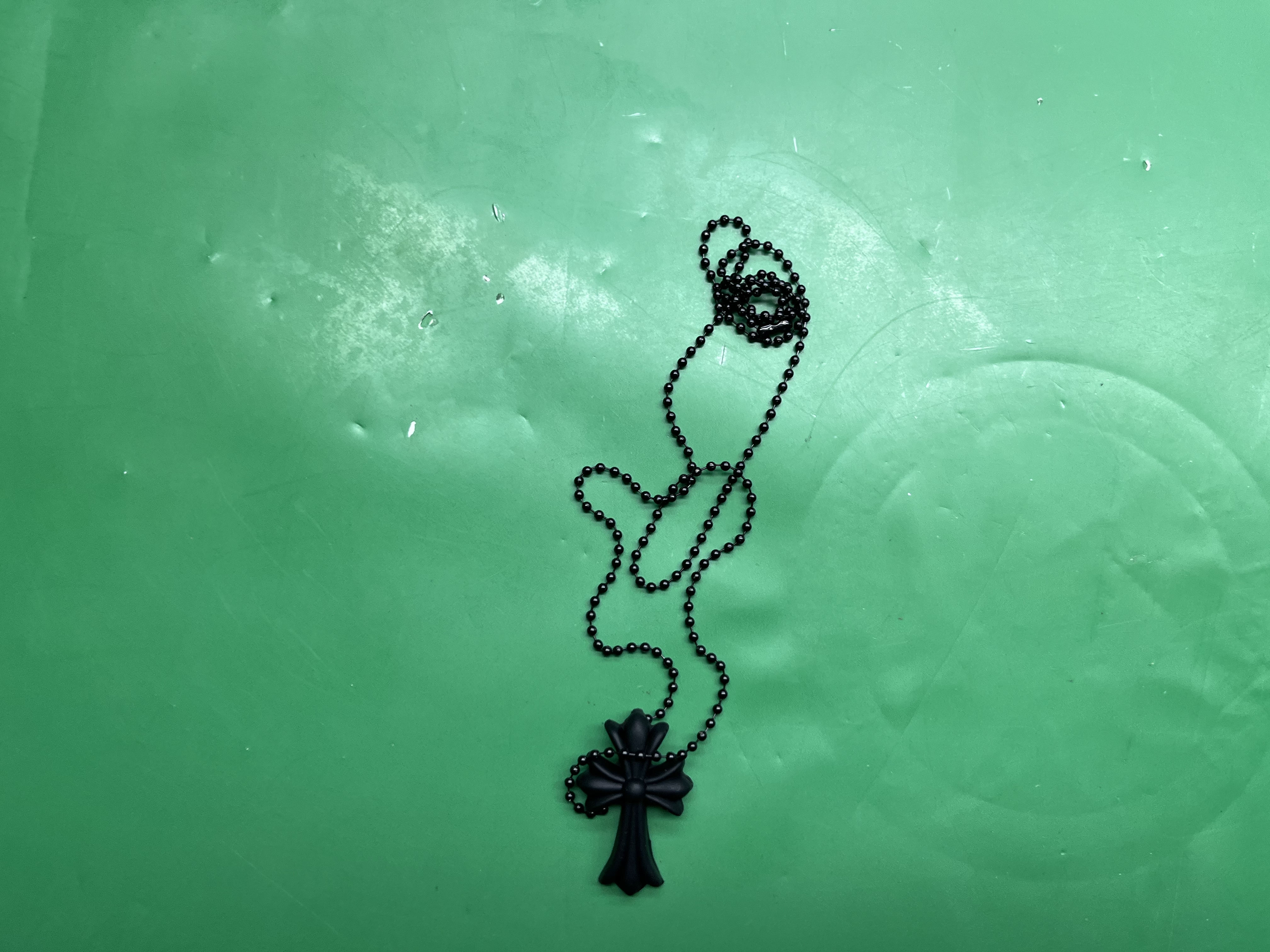 Trendy Joker Color Silicone Cross Necklace Vintage Men's and Women's Rubber Love Lock Sword Pendant Necklace — foto QC 1
