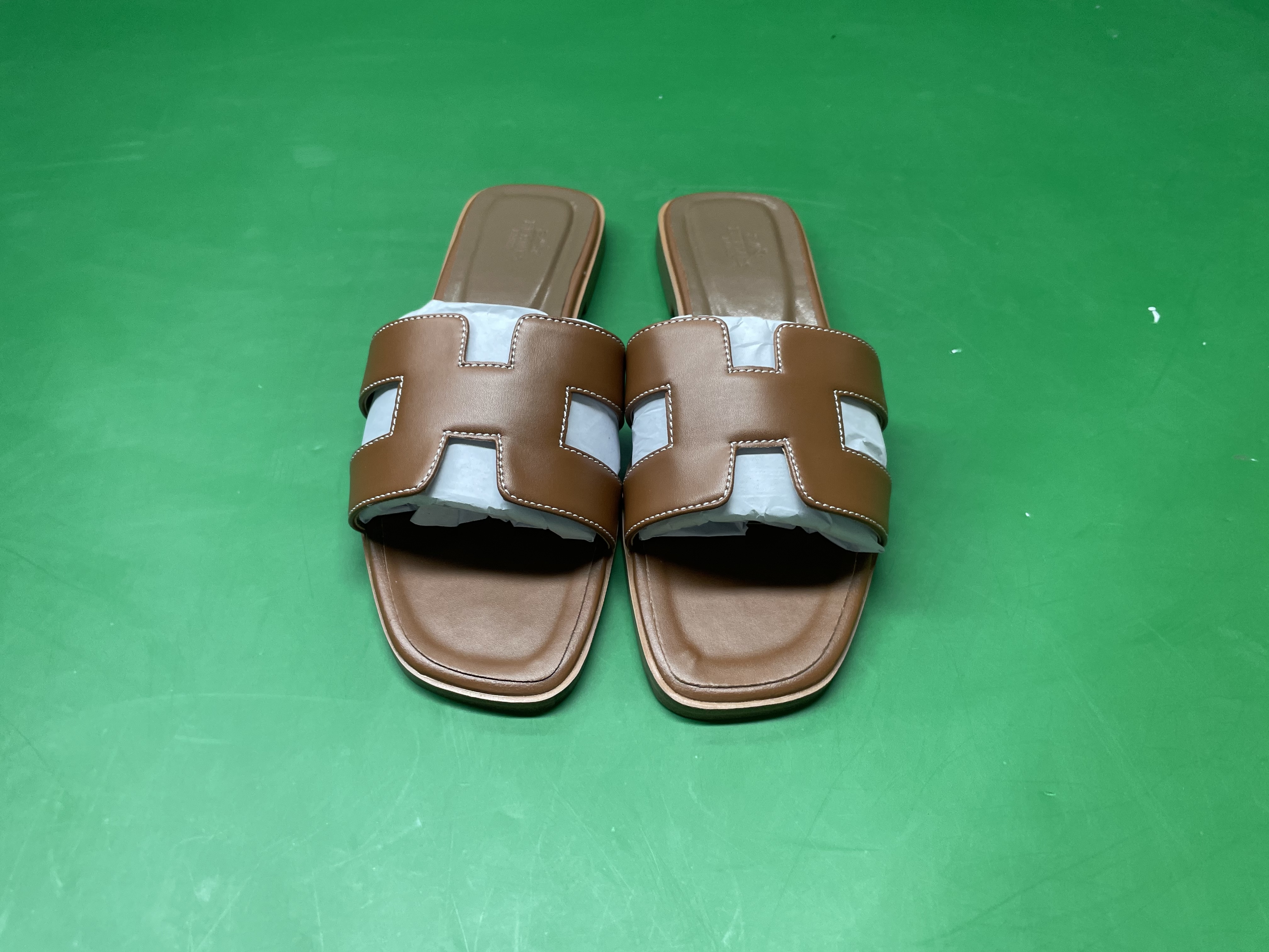 外贸经典款H家拖鞋女夏季高版本休闲一字型羊皮平底拖鞋批出货快 — miniatura QC 2