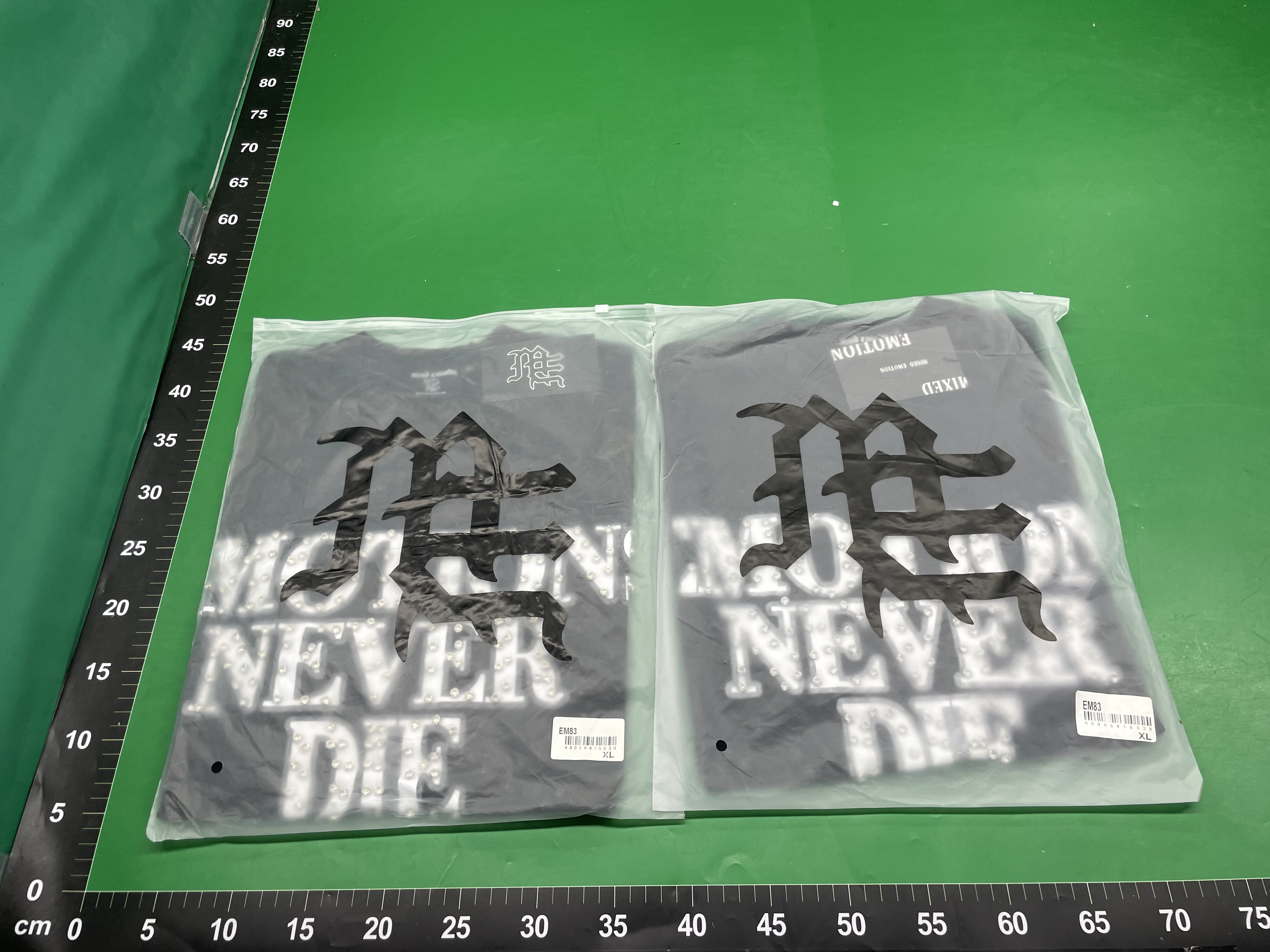 外贸潮牌MIXED EMOTION新款字母刺绣烫钻宽松短裤男女情侣短袖t恤 — foto QC 1