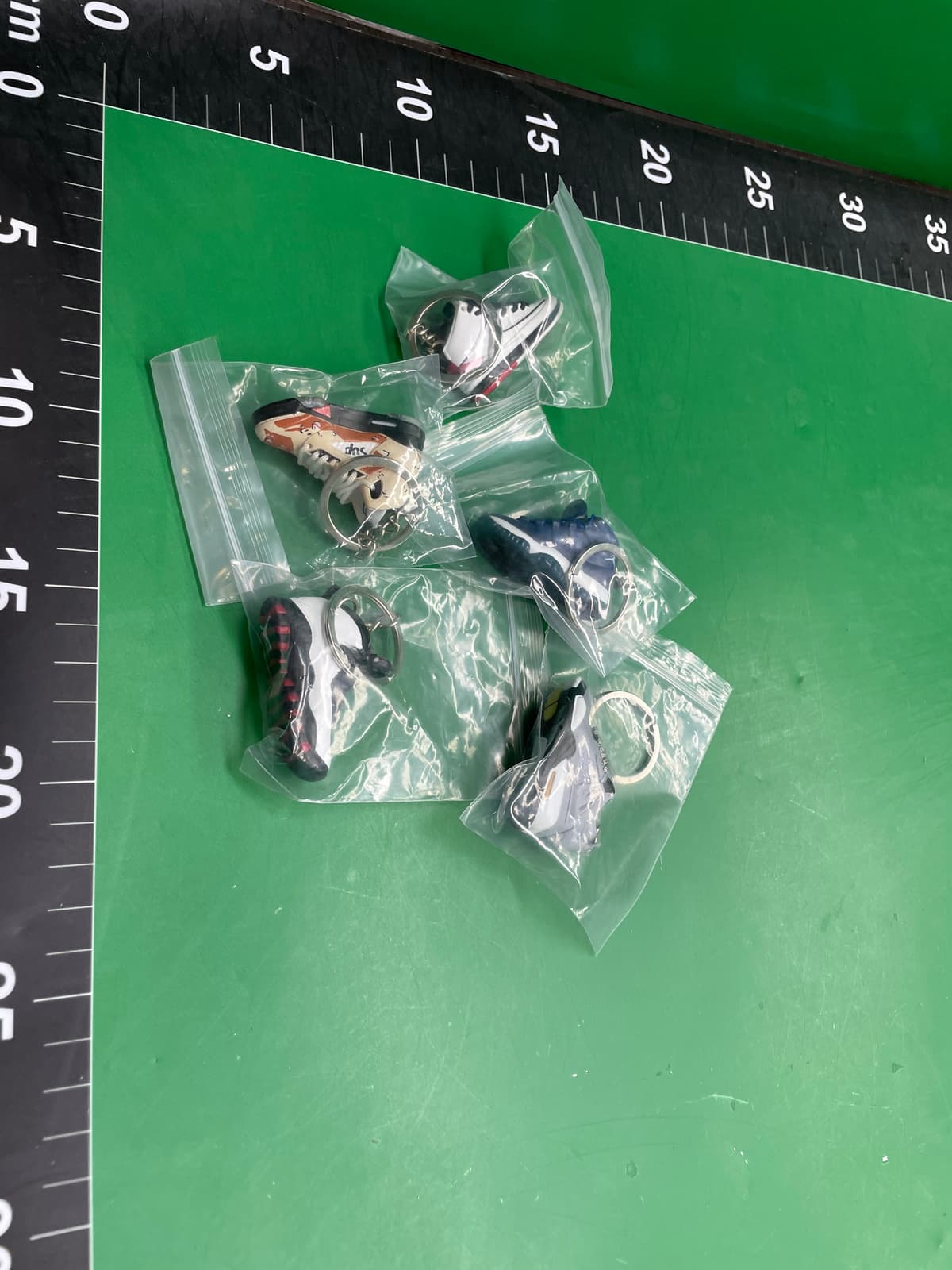 1/6球鞋模型 立体书包包挂件创意生日礼物 aj1钥匙扣中考毕业礼物 — foto QC 1