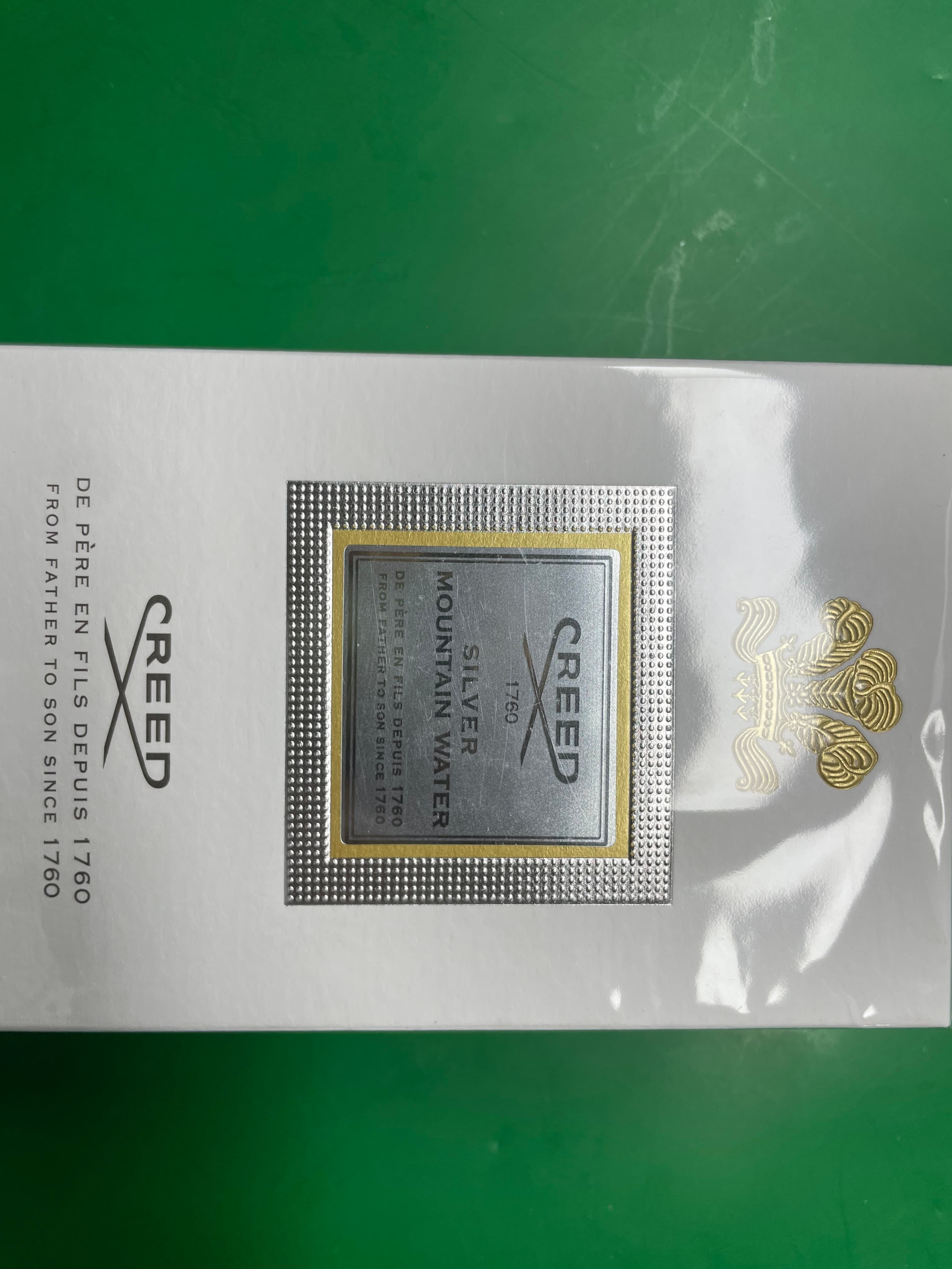 初闻 CREED银色山泉香水，扑面而来酸涩仿佛阿尔卑斯山吹来的冷空气，冷冽清新；冷感散开后，则像是融化的雪水带来的植物和大自然气息；尾调淡淡的檀香和麝香带来幽静舒适的愉悦感 — foto QC 1