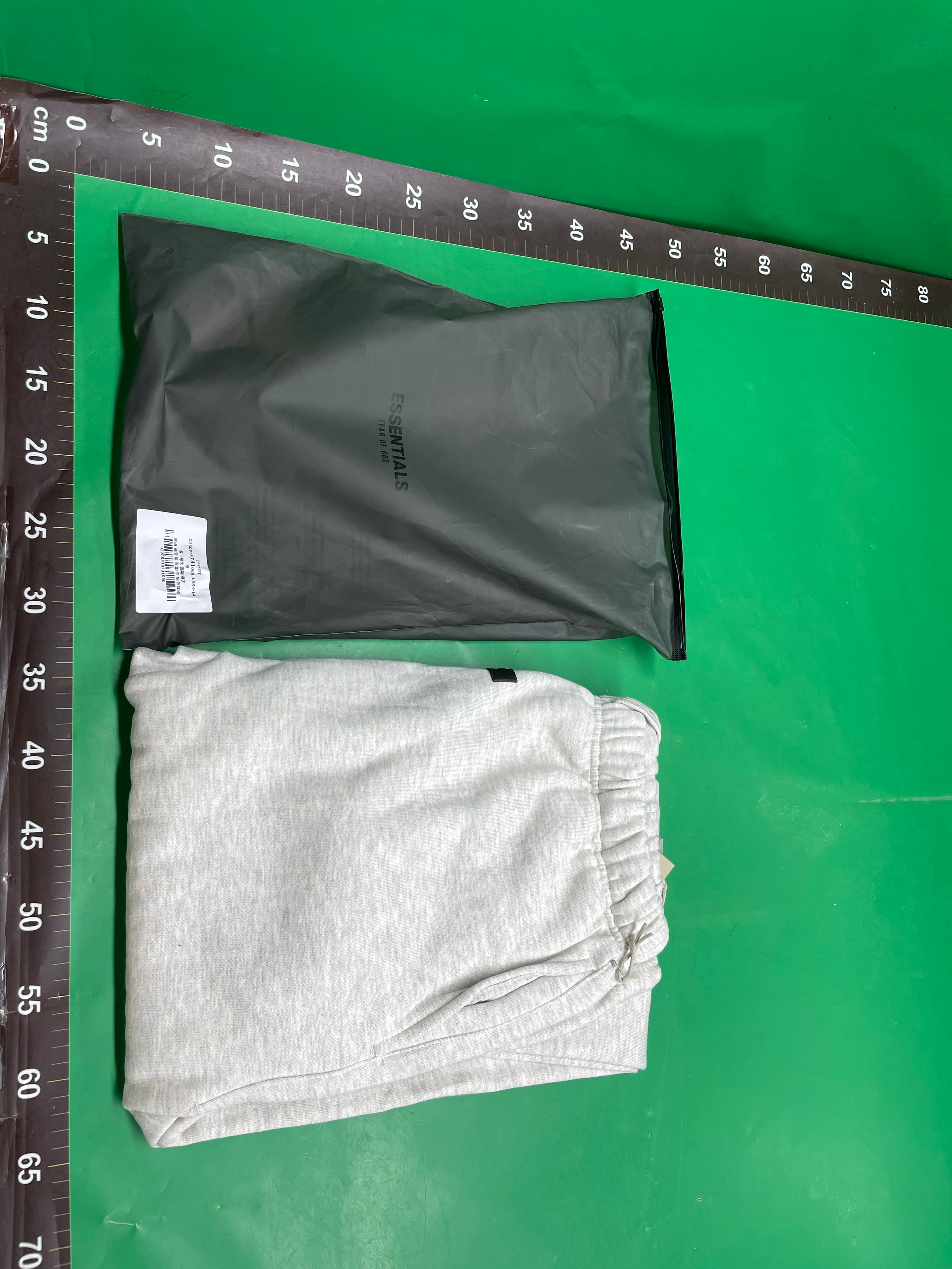 SS22-Essentials小标植绒印花Sweatpants 束脚长裤舒适舒适穿搭时 — foto QC 1