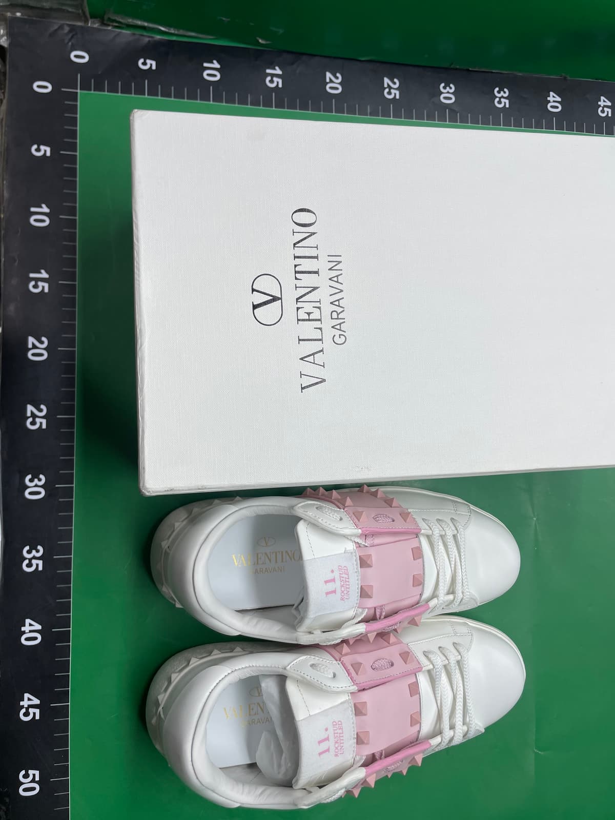 Highly Recommended~ a Must-Have~ Trendy V-Style Studded Lace-Up Sneakers for Couples, Men and Women, Sports and Casual Shoes — miniatura QC 2