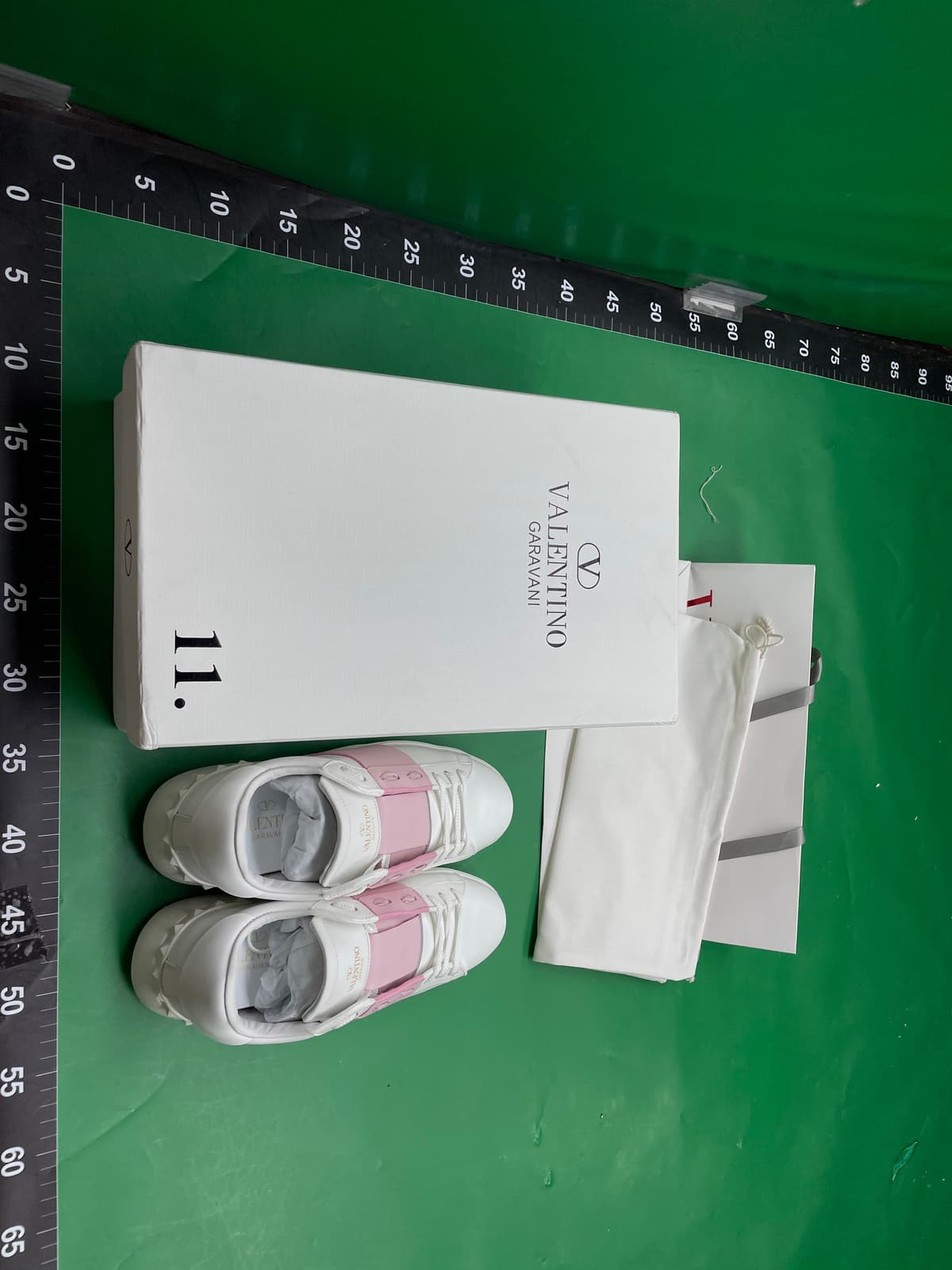 Highly Recommended~ a Must-Have~ Trendy V-Style Studded Lace-Up Sneakers for Couples, Men and Women, Sports and Casual Shoes — foto QC 1