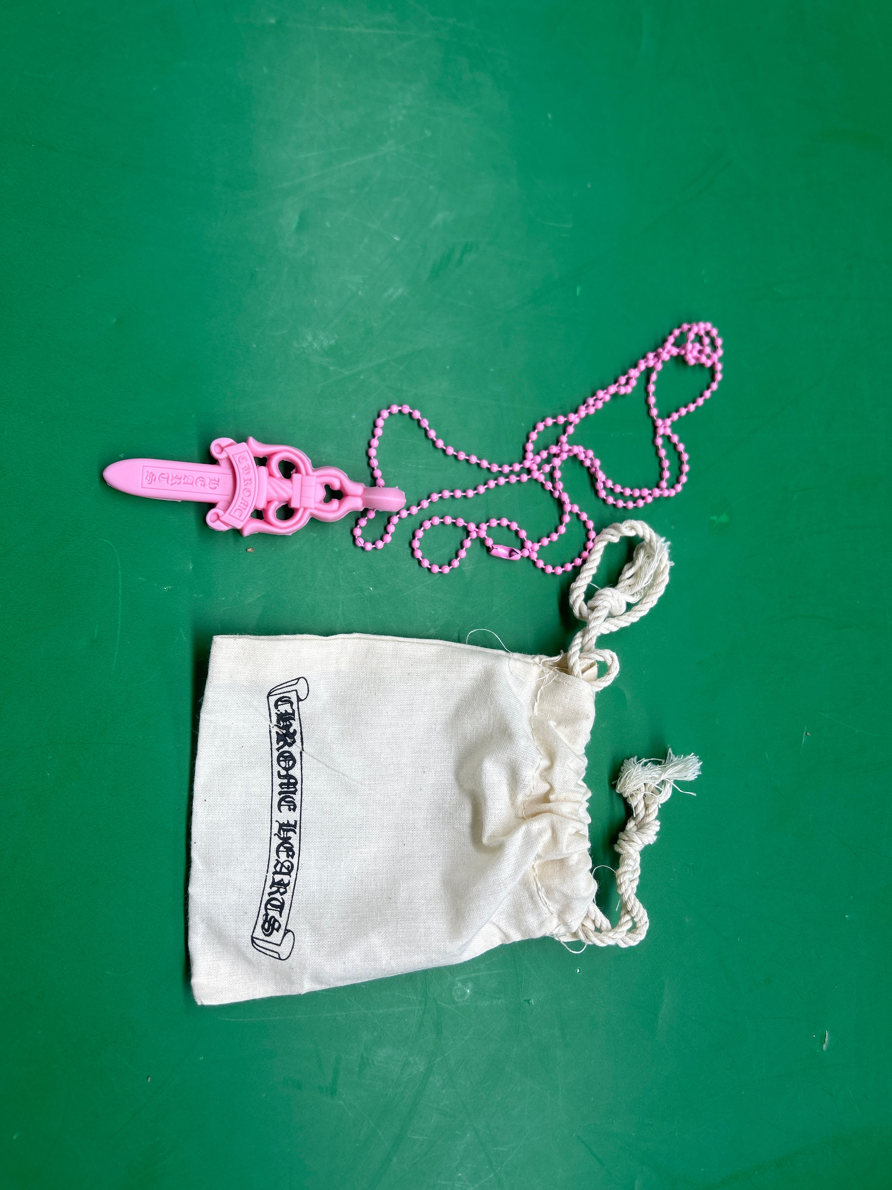 Trendy Joker Color Silicone Cross Necklace Vintage Men's and Women's Rubber Love Lock Sword Pendant Necklace — foto QC 1