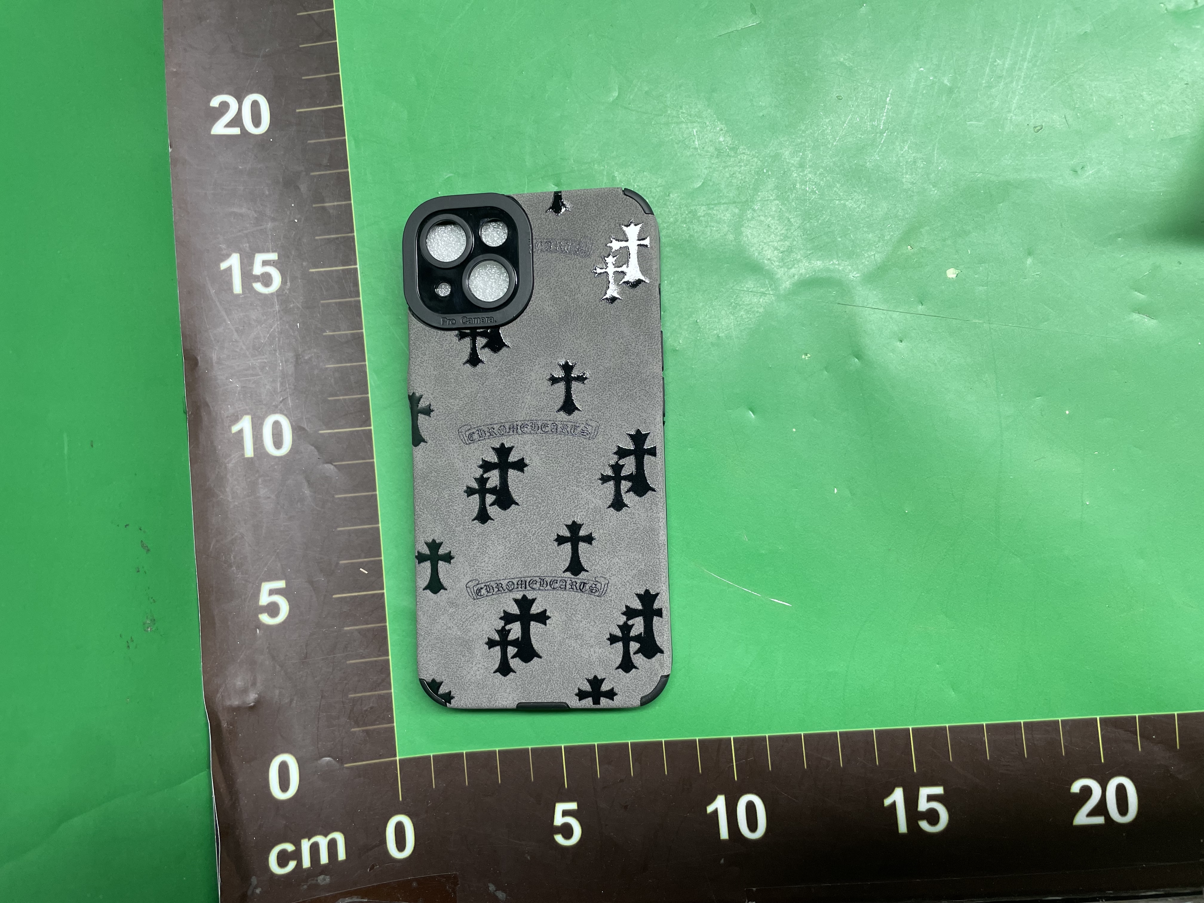 适用iPhone18ProMax手机壳潮流男女高级十字架苹果17ProMax个性翻毛皮15Plus全包直边防摔保护套软16情侣1413 — foto QC 1