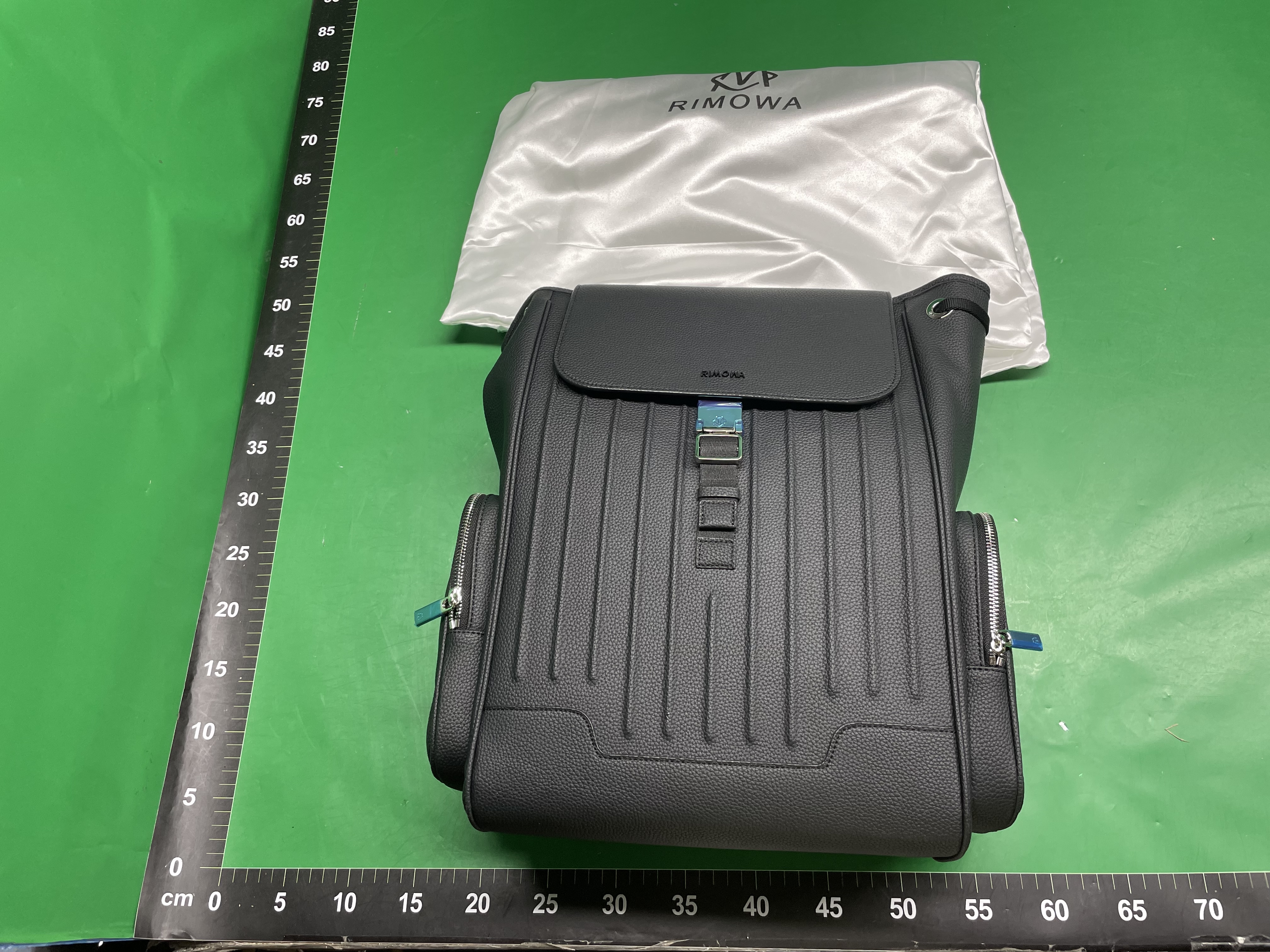 R家新款同款双肩包明星超纤背包书包通勤轻便荔枝纹商务通勤锁扣 — foto QC 1