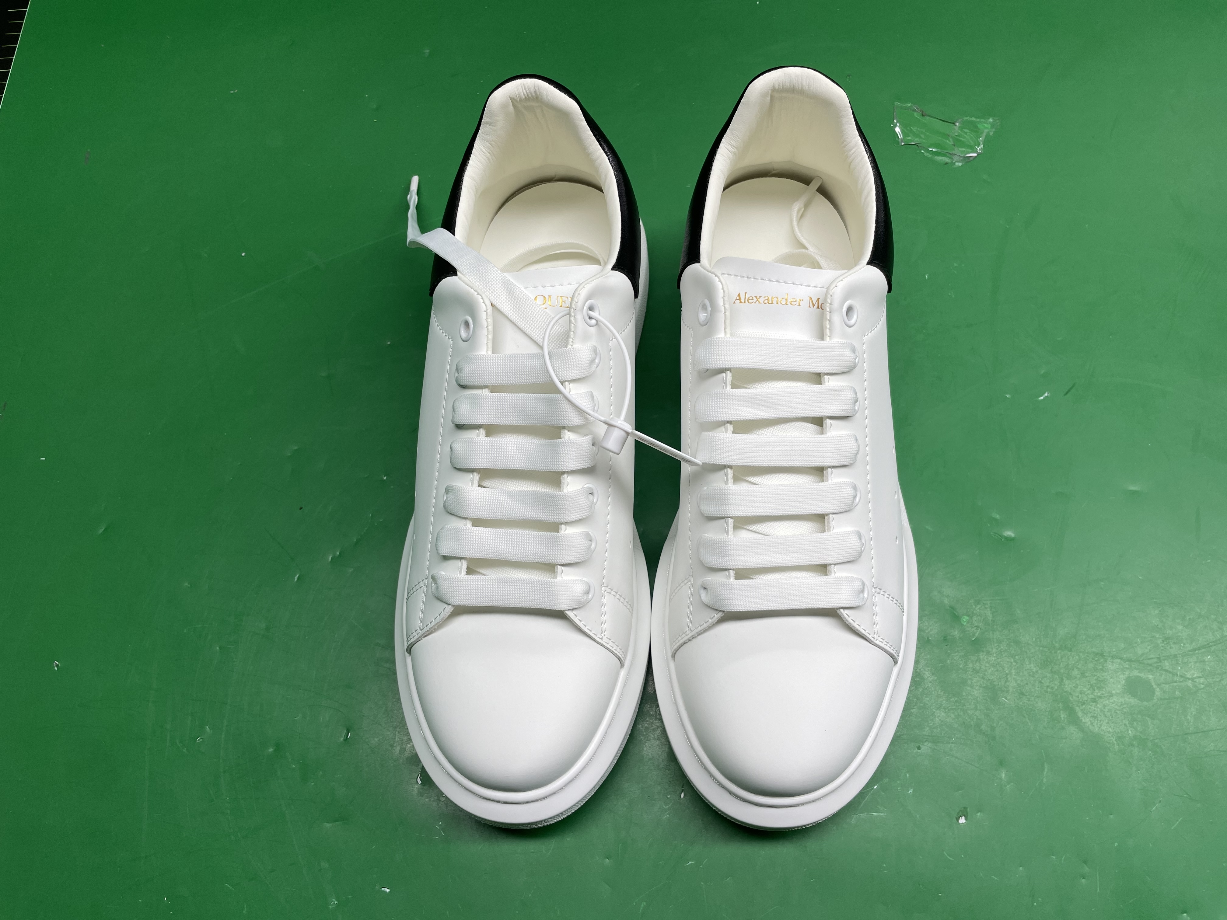 Cross-Border Foreign Trade Couples High Version Mcqueen White Shoes Platform Thick Sole Inner Heightening Versatile Casual Men's and Women's Sneakers Trend — miniatura QC 4
