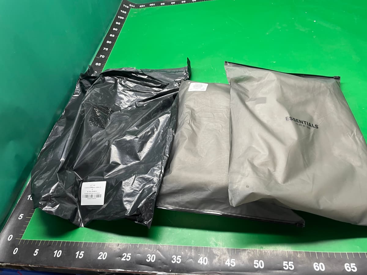 2022SS- Essentials-绒布直筒裤 小字logo植绒印花 — foto QC 1