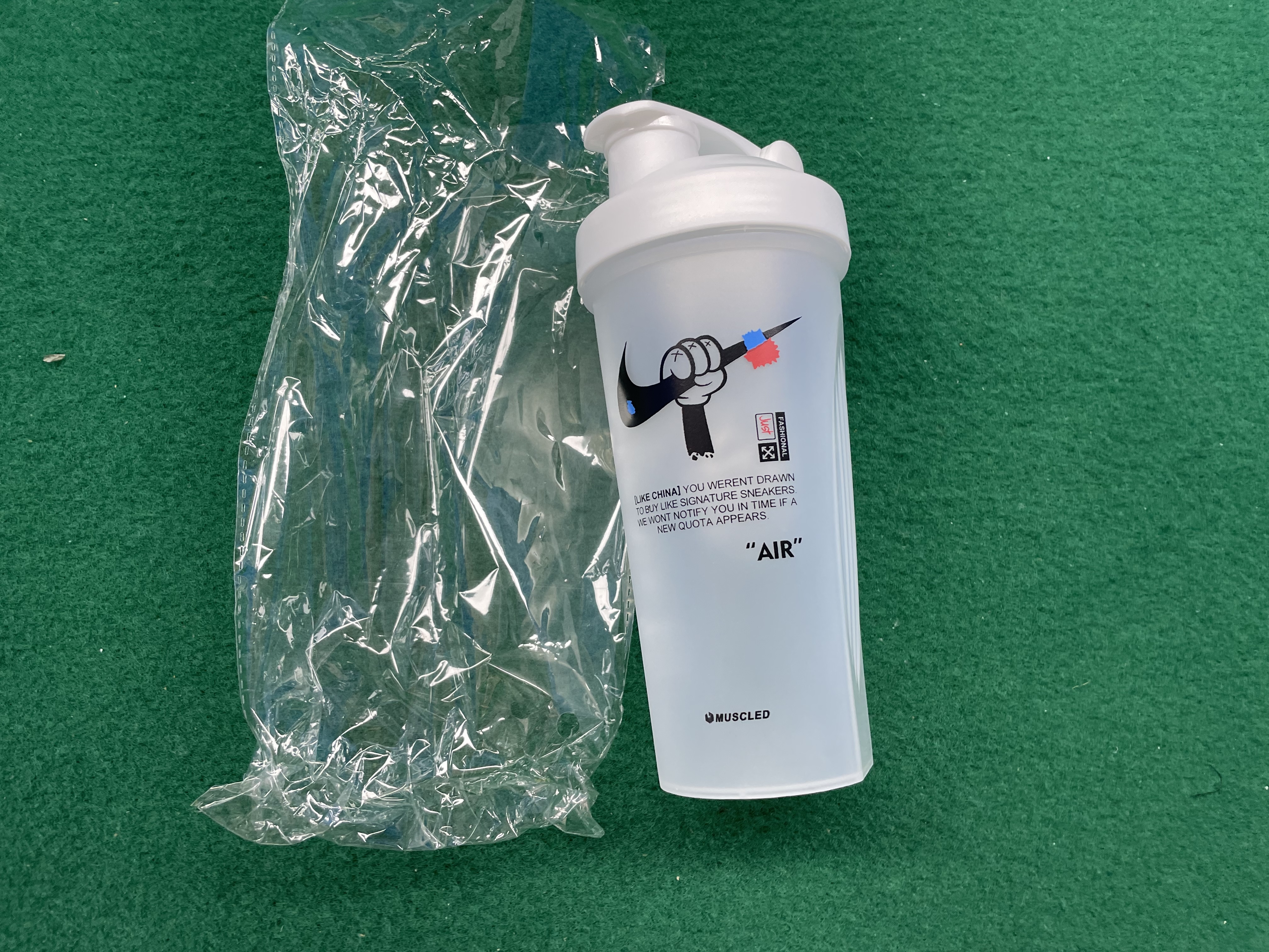 600ML手提健身便携水杯广告蛋白粉搅拌杯奶昔饮品运动摇摇杯 — foto QC 1