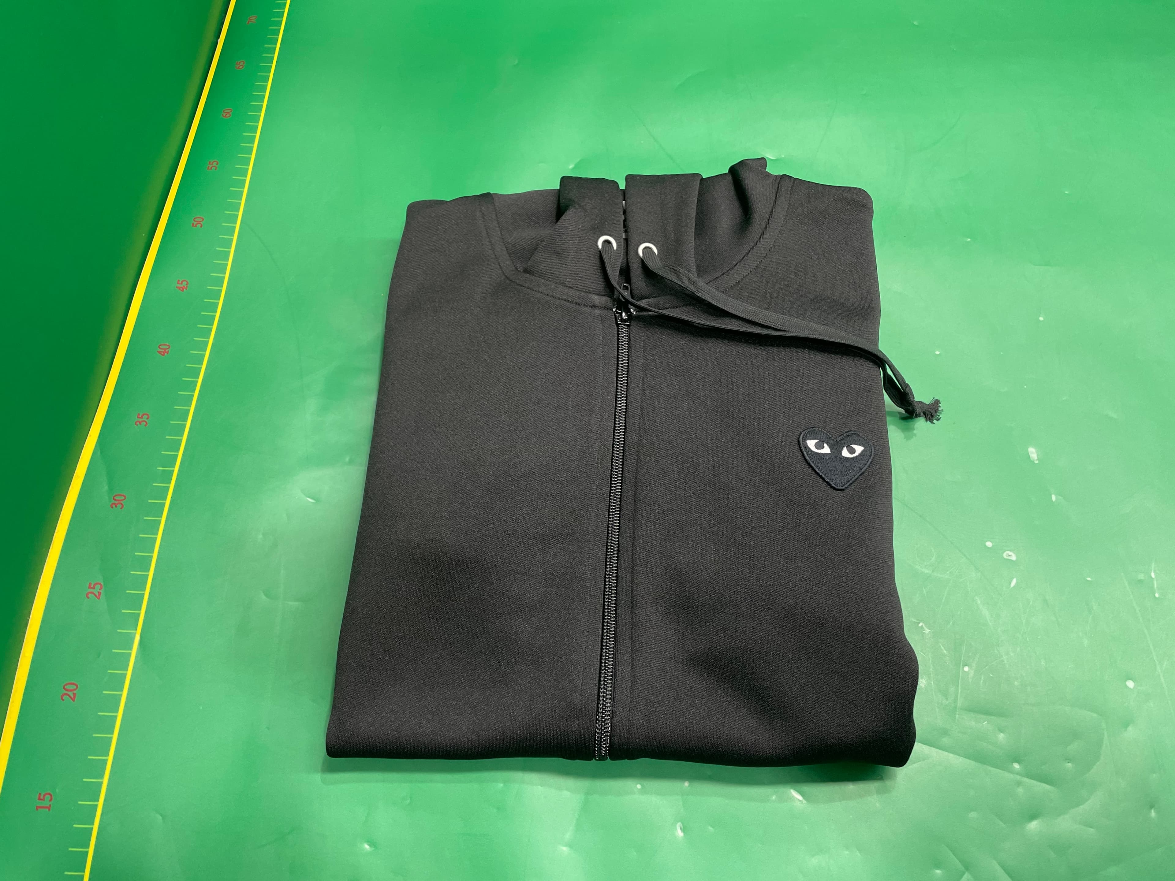 Hooded Sweatshirt with Large Black Heart Print on the Back — miniatura QC 5