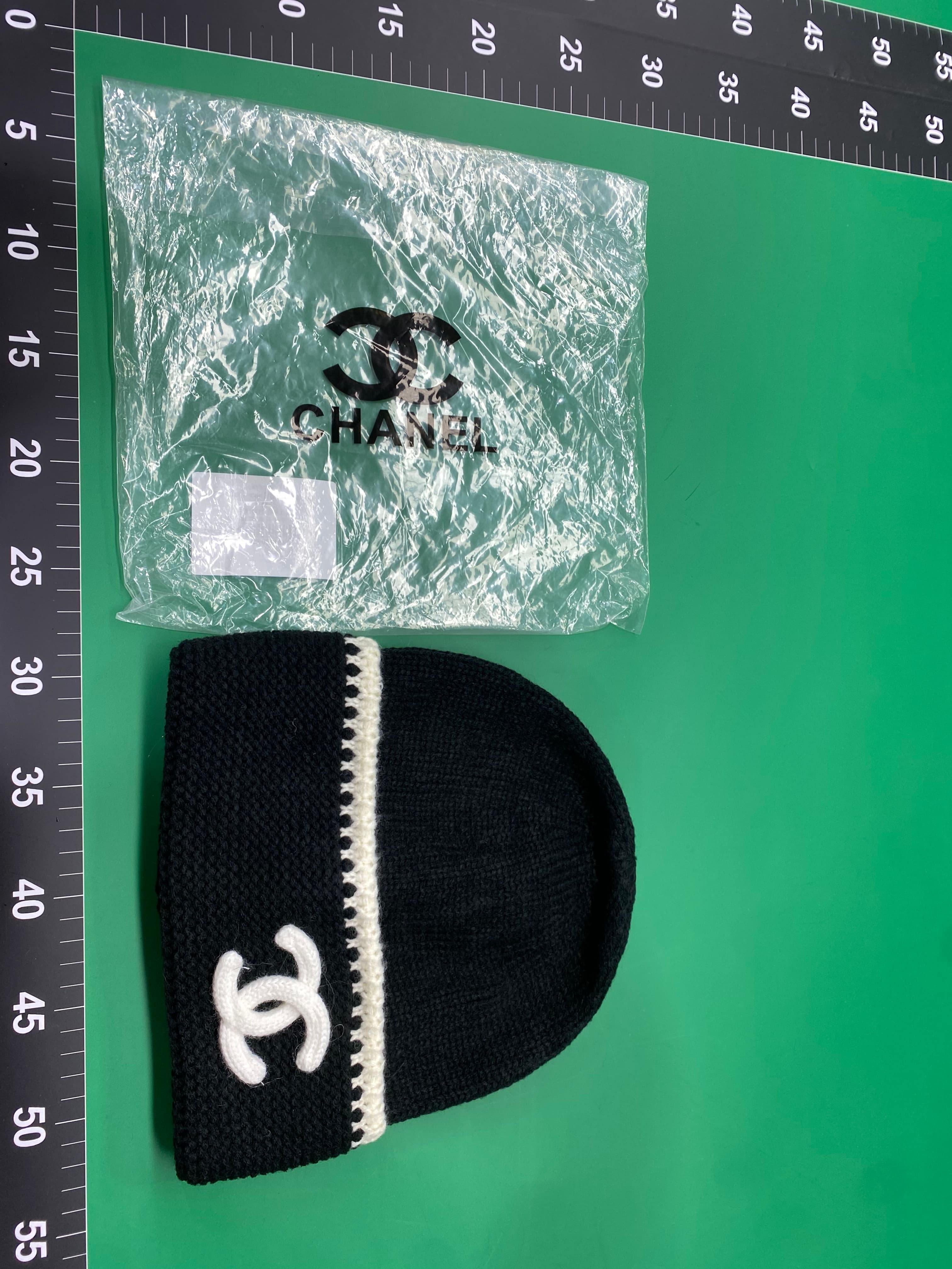 Women's Autumn and Winter Woolen Hat, Warm and Windproof Cold Hat, Versatile Letter Knitted Hat, Outdoor Fashion High-End Baotou Hat — miniatura QC 3