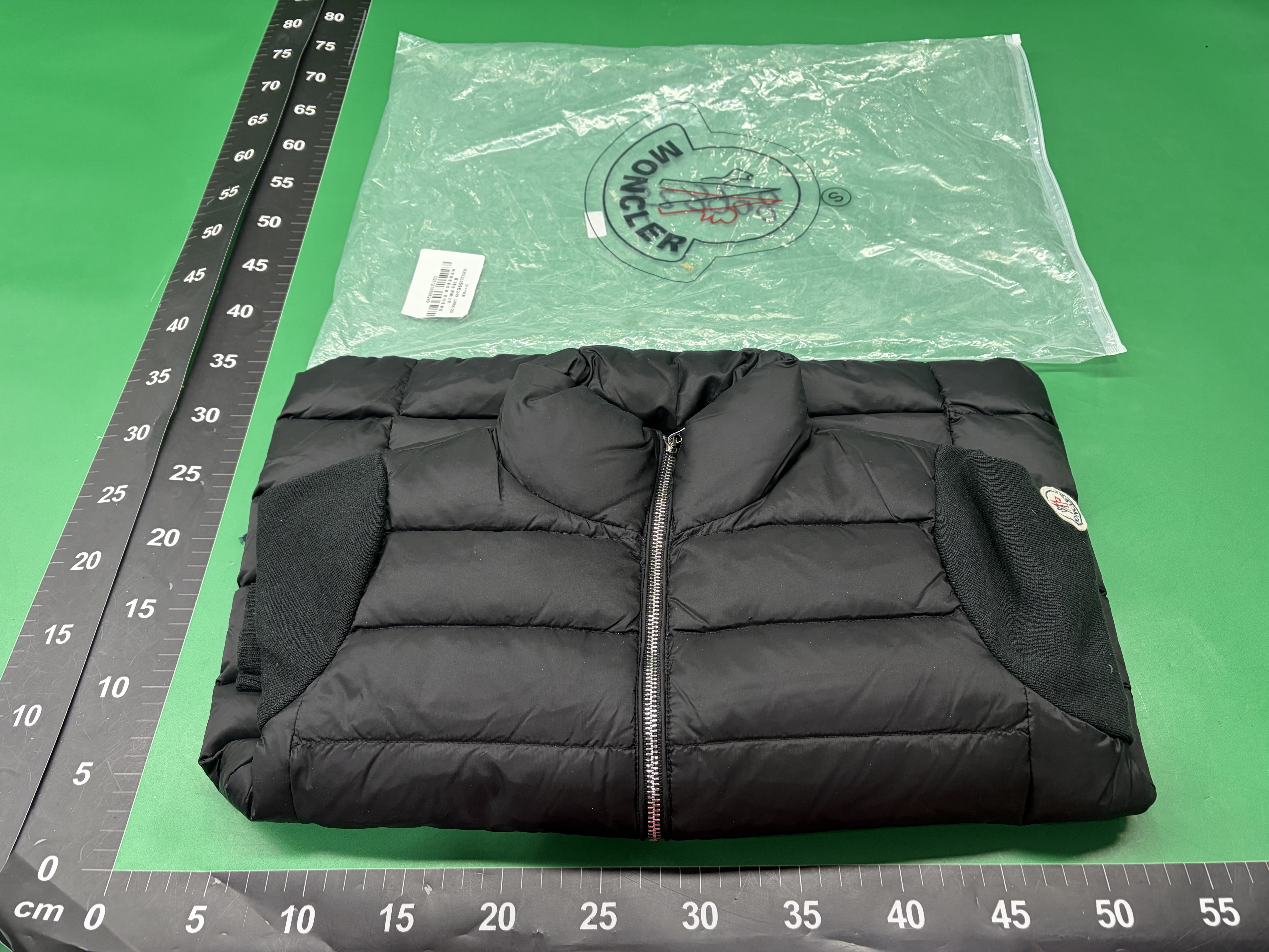 《毒家现货》 正确版M家立领针织拼接袖标羽绒服女生轻薄羽绒外套 — foto QC 1